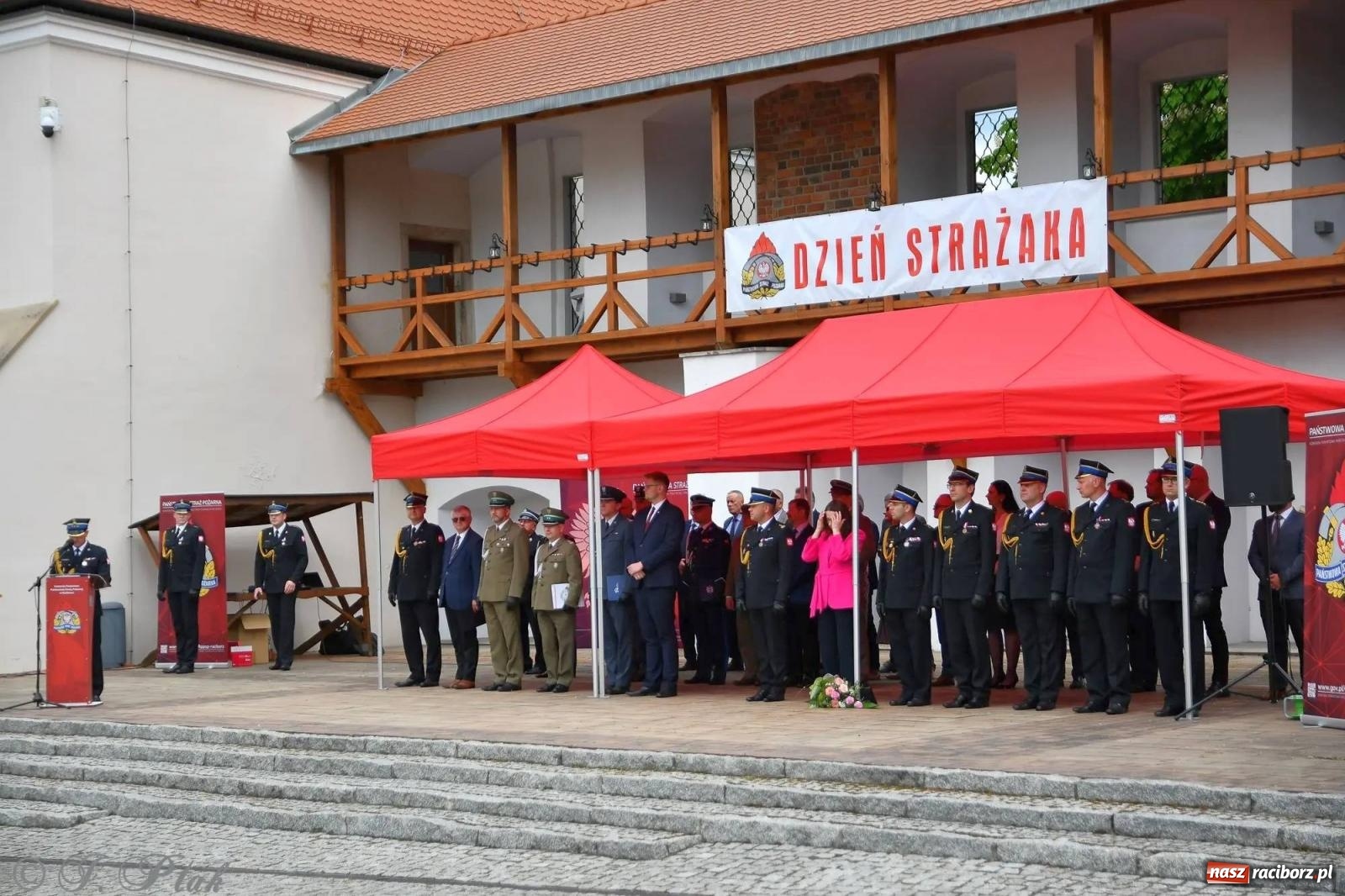 Zdjęcie w galerii na portalu naszraciborz.pl: Awanse i odznaczenia. Powiatowy Dzień Strażaka na raciborskim zamku [FOTO i WIDEO] wiadomości z regionu