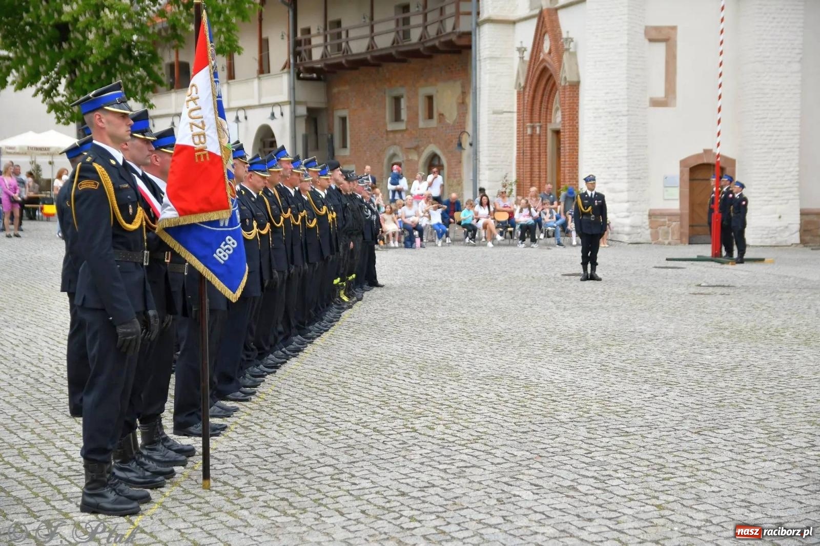Zdjęcie w galerii na portalu naszraciborz.pl: Awanse i odznaczenia. Powiatowy Dzień Strażaka na raciborskim zamku [FOTO i WIDEO] wiadomości z regionu
