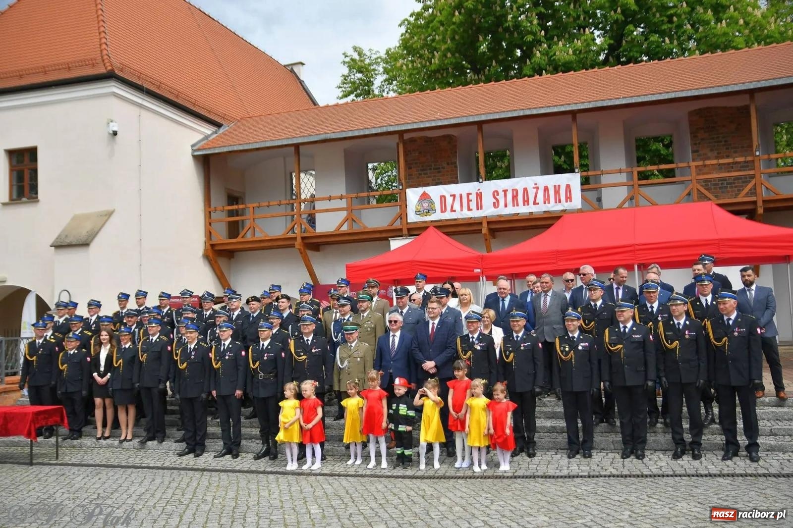 Zdjęcie w galerii na portalu naszraciborz.pl: Awanse i odznaczenia. Powiatowy Dzień Strażaka na raciborskim zamku [FOTO i WIDEO] wiadomości z regionu