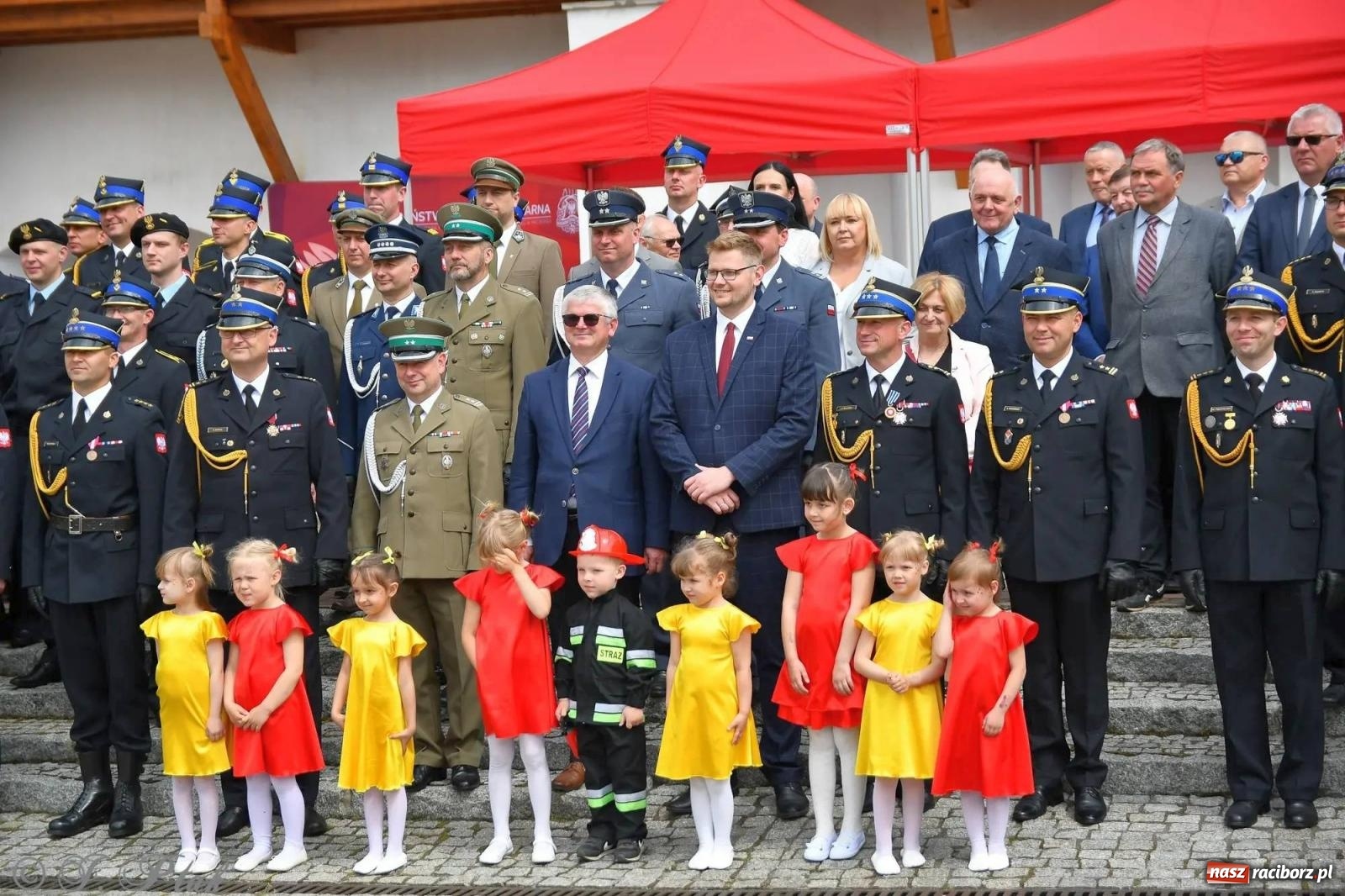 Zdjęcie w galerii na portalu naszraciborz.pl: Awanse i odznaczenia. Powiatowy Dzień Strażaka na raciborskim zamku [FOTO i WIDEO] wiadomości z regionu