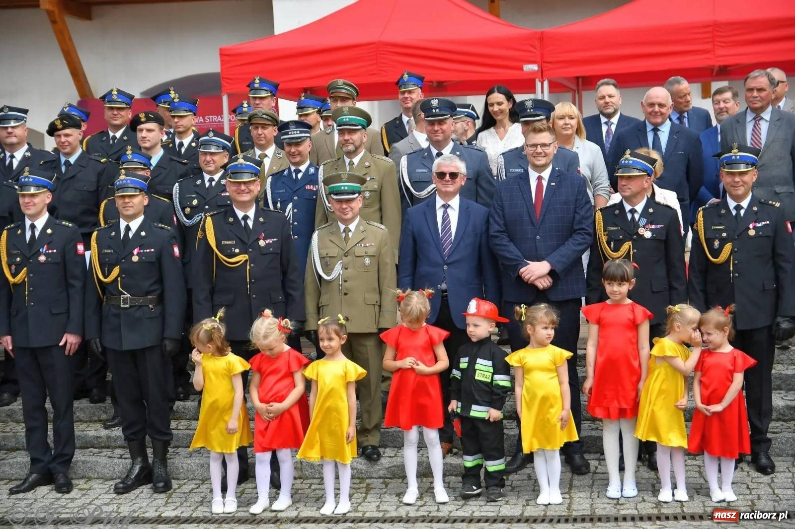 Zdjęcie w galerii na portalu naszraciborz.pl: Awanse i odznaczenia. Powiatowy Dzień Strażaka na raciborskim zamku [FOTO i WIDEO] wiadomości z regionu