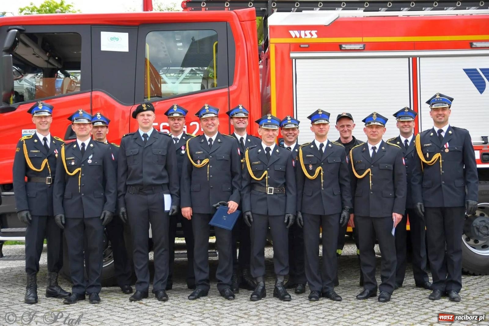 Zdjęcie w galerii na portalu naszraciborz.pl: Awanse i odznaczenia. Powiatowy Dzień Strażaka na raciborskim zamku [FOTO i WIDEO] wiadomości z regionu