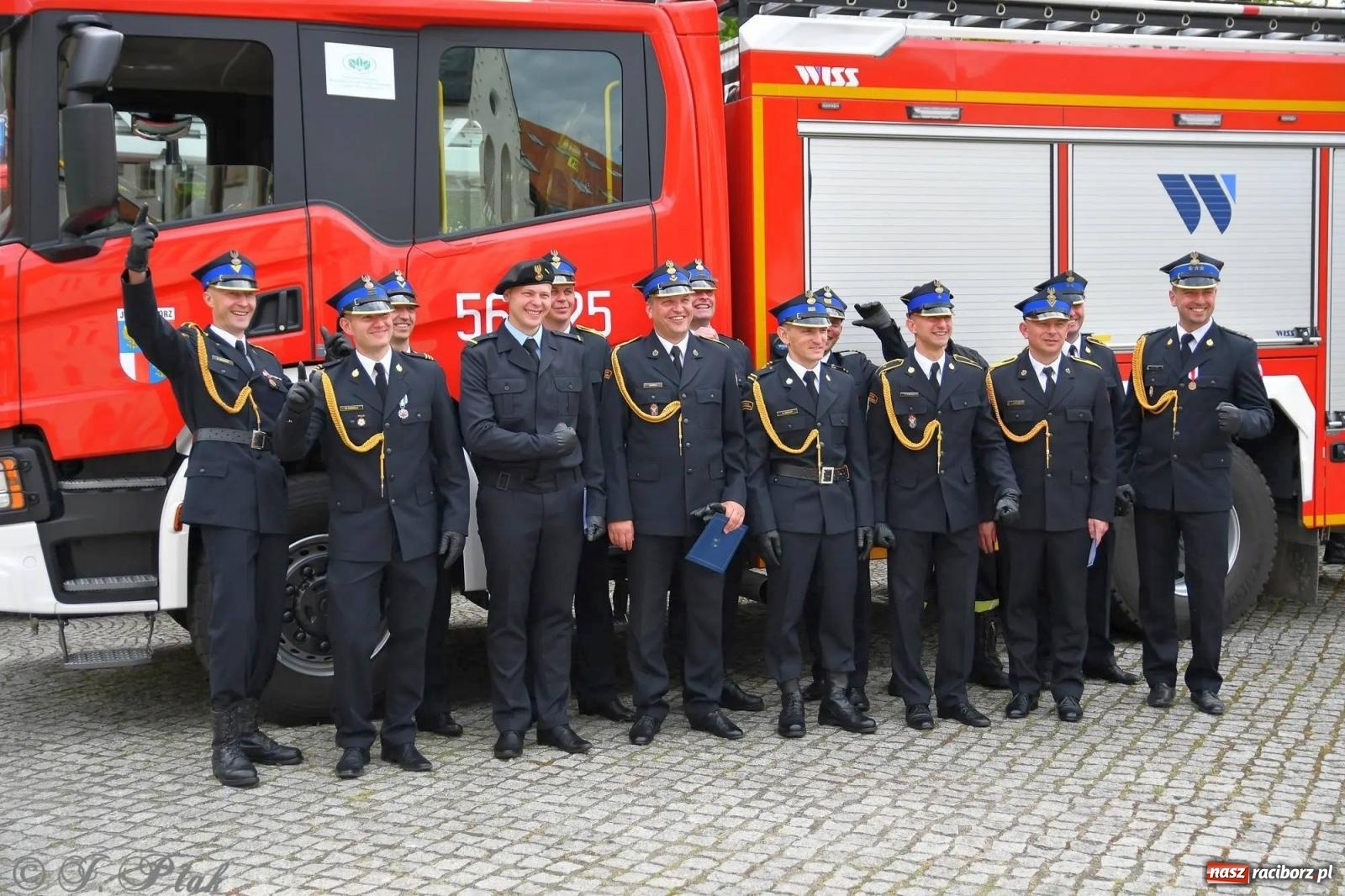 Zdjęcie w galerii na portalu naszraciborz.pl: Awanse i odznaczenia. Powiatowy Dzień Strażaka na raciborskim zamku [FOTO i WIDEO] wiadomości z regionu