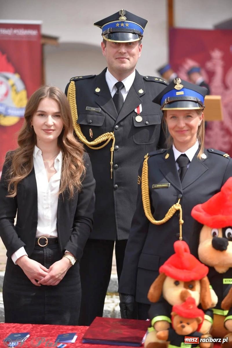 Zdjęcie w galerii na portalu naszraciborz.pl: Awanse i odznaczenia. Powiatowy Dzień Strażaka na raciborskim zamku [FOTO i WIDEO] wiadomości z regionu
