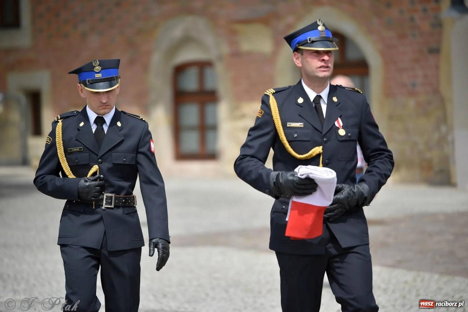 Zdjęcie w galerii na portalu naszraciborz.pl: Awanse i odznaczenia. Powiatowy Dzień Strażaka na raciborskim zamku [FOTO i WIDEO] wiadomości z regionu