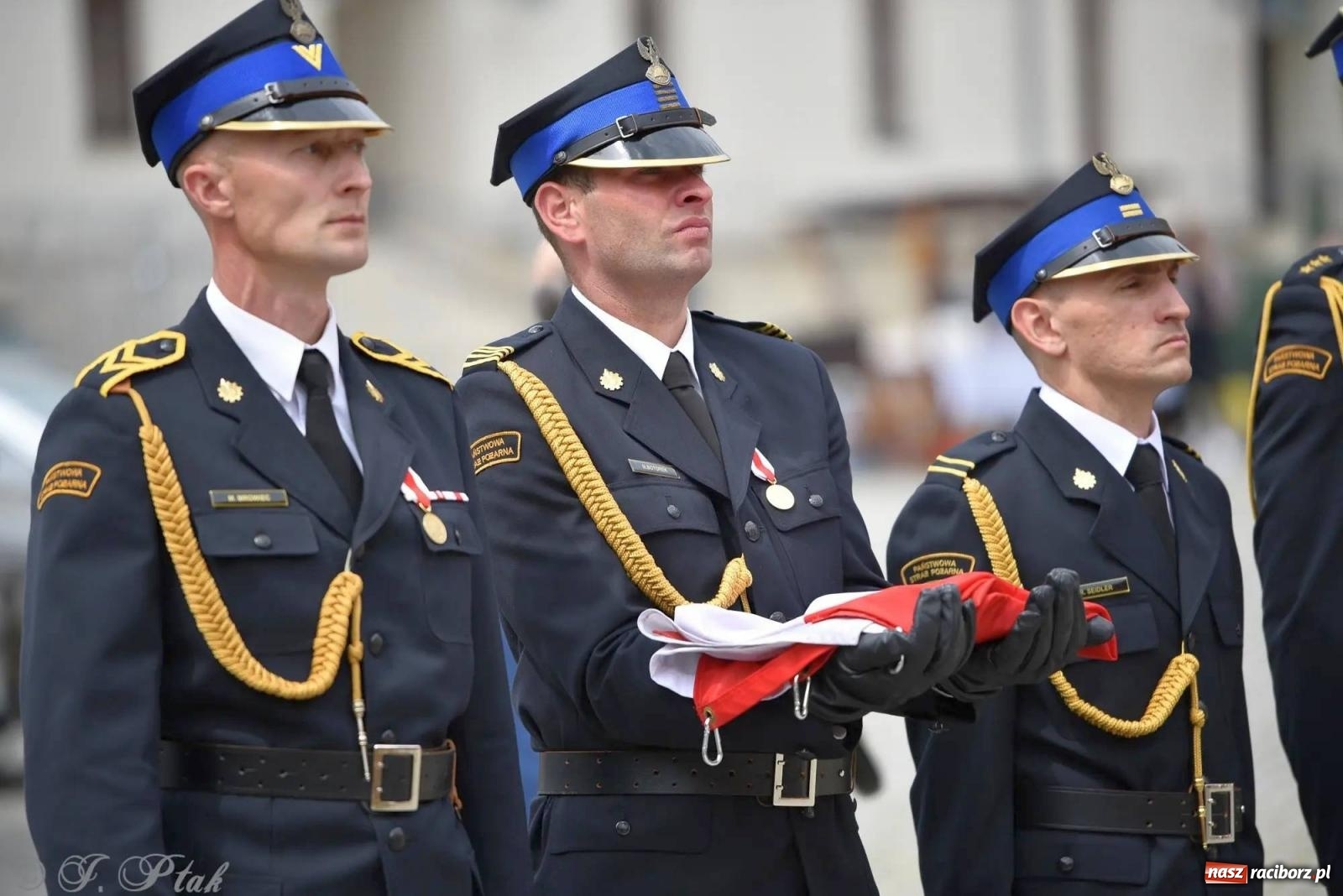 Zdjęcie w galerii na portalu naszraciborz.pl: Awanse i odznaczenia. Powiatowy Dzień Strażaka na raciborskim zamku [FOTO i WIDEO] wiadomości z regionu