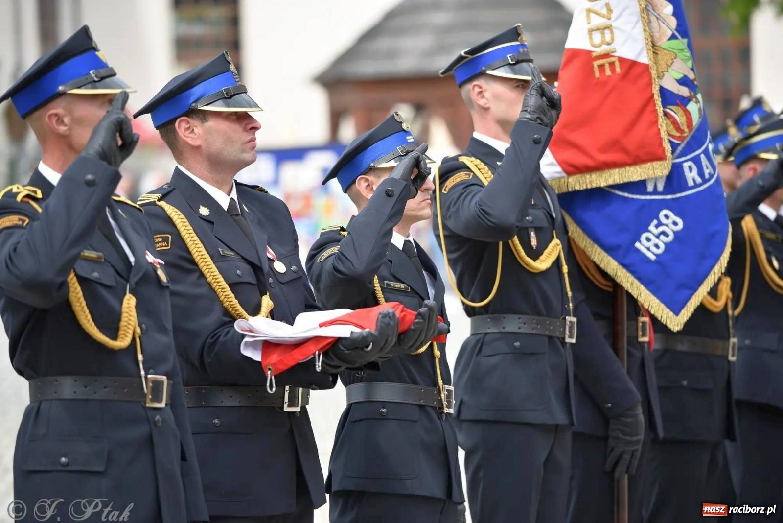 Zdjęcie w galerii na portalu naszraciborz.pl: Awanse i odznaczenia. Powiatowy Dzień Strażaka na raciborskim zamku [FOTO i WIDEO] wiadomości z regionu