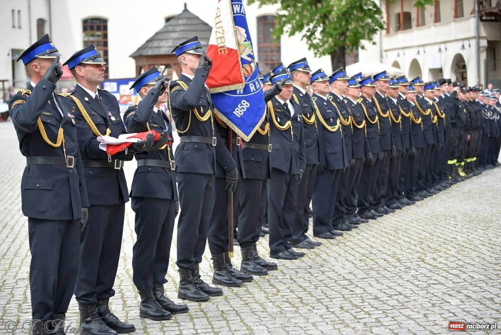 Zdjęcie w galerii na portalu naszraciborz.pl: Awanse i odznaczenia. Powiatowy Dzień Strażaka na raciborskim zamku [FOTO i WIDEO] wiadomości z regionu