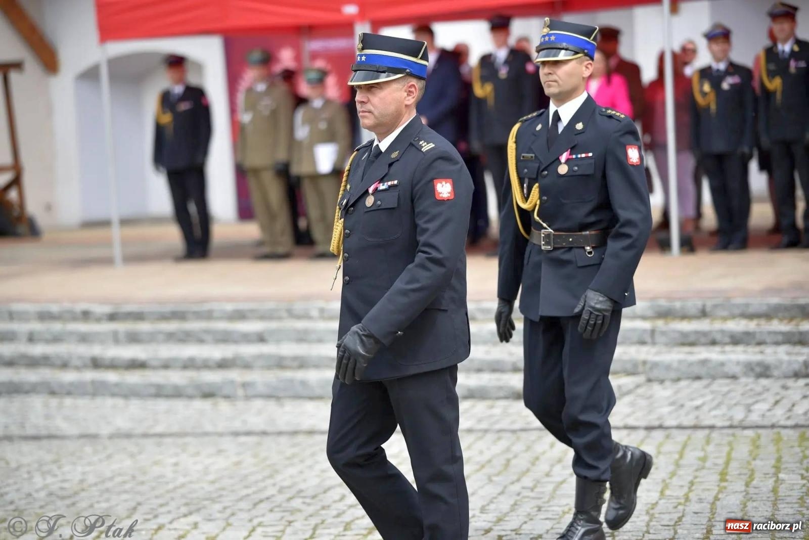 Zdjęcie w galerii na portalu naszraciborz.pl: Awanse i odznaczenia. Powiatowy Dzień Strażaka na raciborskim zamku [FOTO i WIDEO] wiadomości z regionu