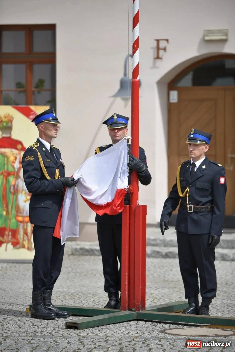 Zdjęcie w galerii na portalu naszraciborz.pl: Awanse i odznaczenia. Powiatowy Dzień Strażaka na raciborskim zamku [FOTO i WIDEO] wiadomości z regionu