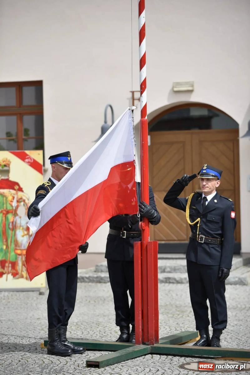 Zdjęcie w galerii na portalu naszraciborz.pl: Awanse i odznaczenia. Powiatowy Dzień Strażaka na raciborskim zamku [FOTO i WIDEO] wiadomości z regionu