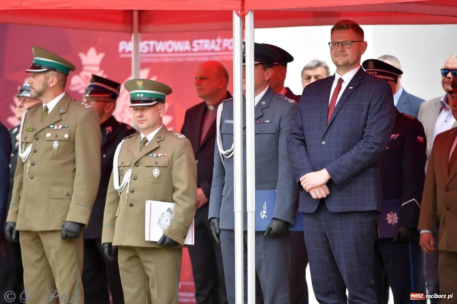 Zdjęcie w galerii na portalu naszraciborz.pl: Awanse i odznaczenia. Powiatowy Dzień Strażaka na raciborskim zamku [FOTO i WIDEO] wiadomości z regionu