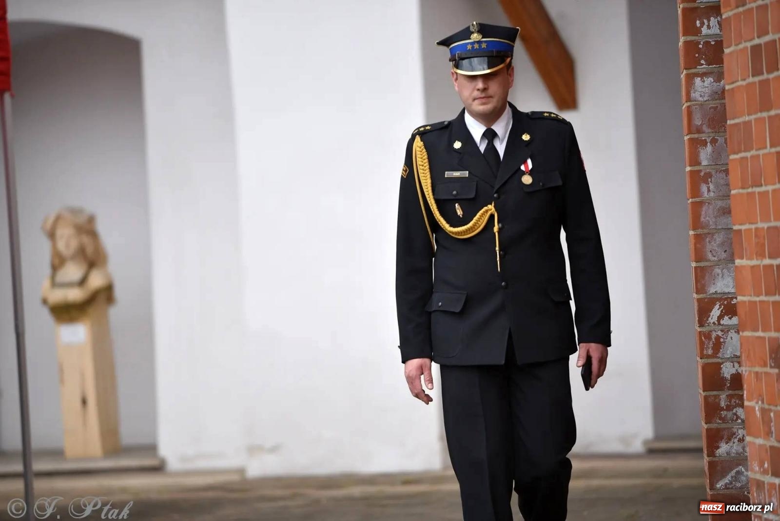 Zdjęcie w galerii na portalu naszraciborz.pl: Awanse i odznaczenia. Powiatowy Dzień Strażaka na raciborskim zamku [FOTO i WIDEO] wiadomości z regionu