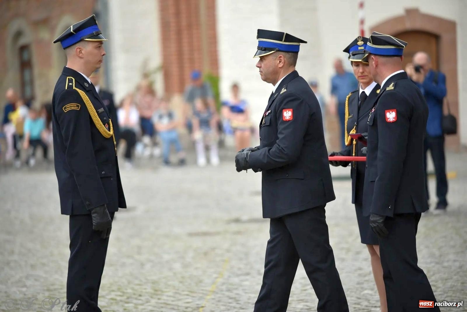 Zdjęcie w galerii na portalu naszraciborz.pl: Awanse i odznaczenia. Powiatowy Dzień Strażaka na raciborskim zamku [FOTO i WIDEO] wiadomości z regionu
