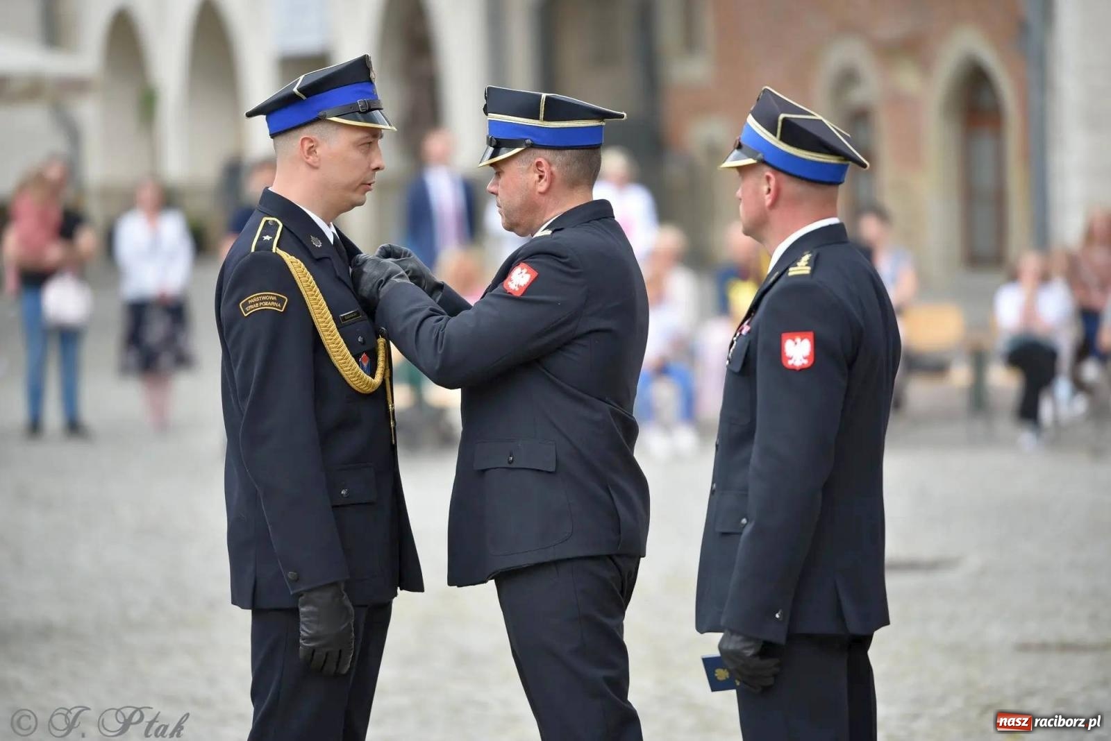 Zdjęcie w galerii na portalu naszraciborz.pl: Awanse i odznaczenia. Powiatowy Dzień Strażaka na raciborskim zamku [FOTO i WIDEO] wiadomości z regionu