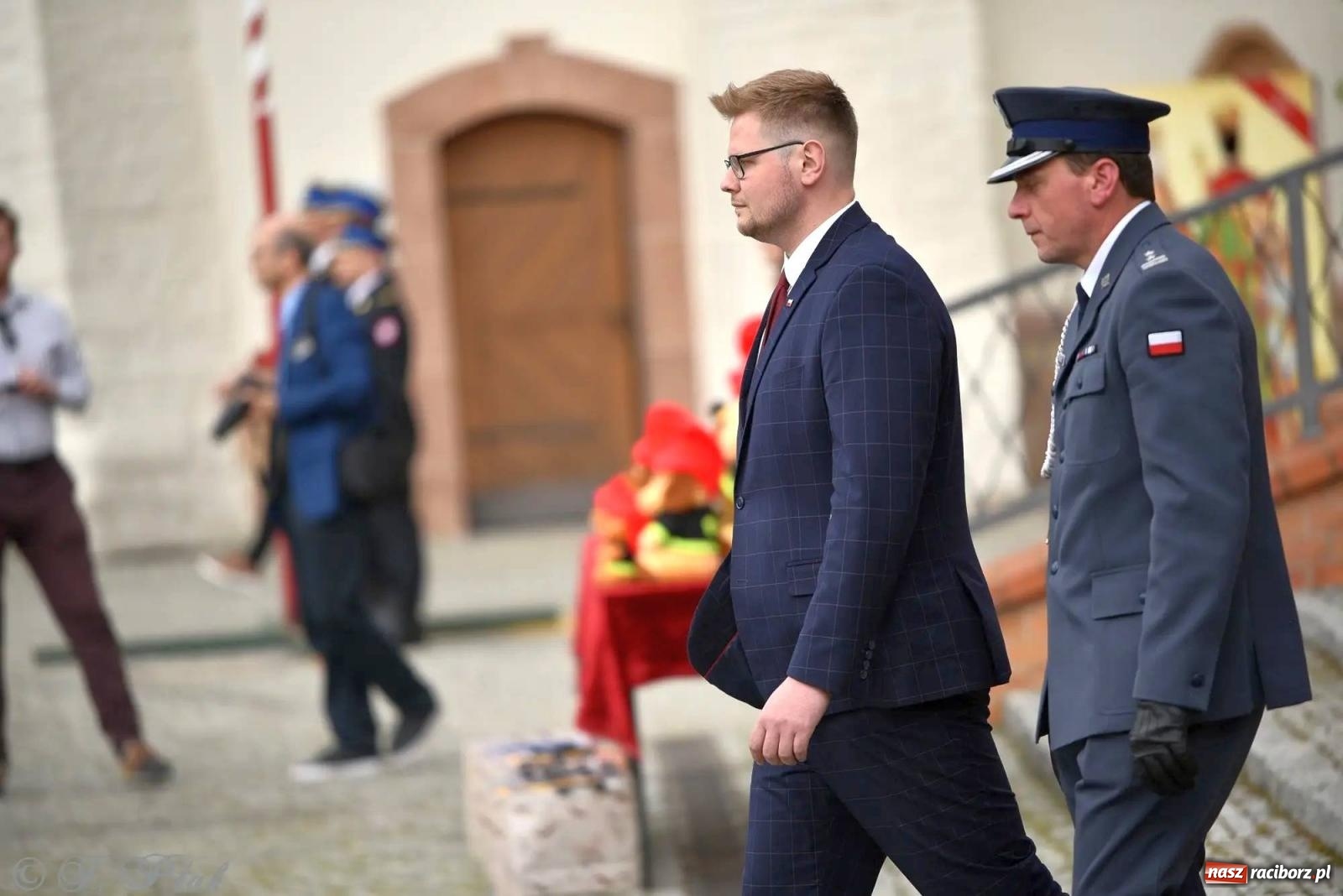 Zdjęcie w galerii na portalu naszraciborz.pl: Awanse i odznaczenia. Powiatowy Dzień Strażaka na raciborskim zamku [FOTO i WIDEO] wiadomości z regionu