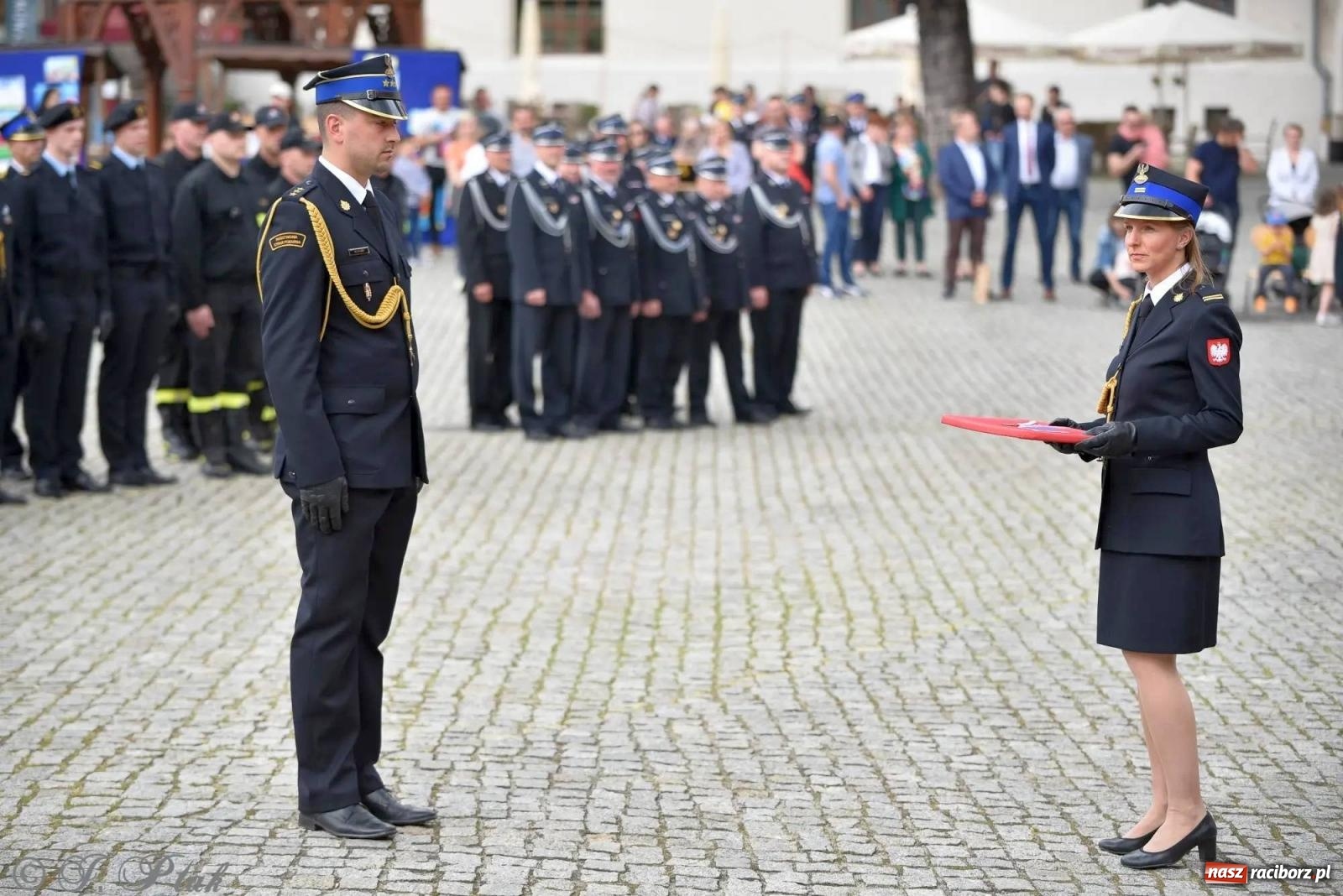Zdjęcie w galerii na portalu naszraciborz.pl: Awanse i odznaczenia. Powiatowy Dzień Strażaka na raciborskim zamku [FOTO i WIDEO] wiadomości z regionu