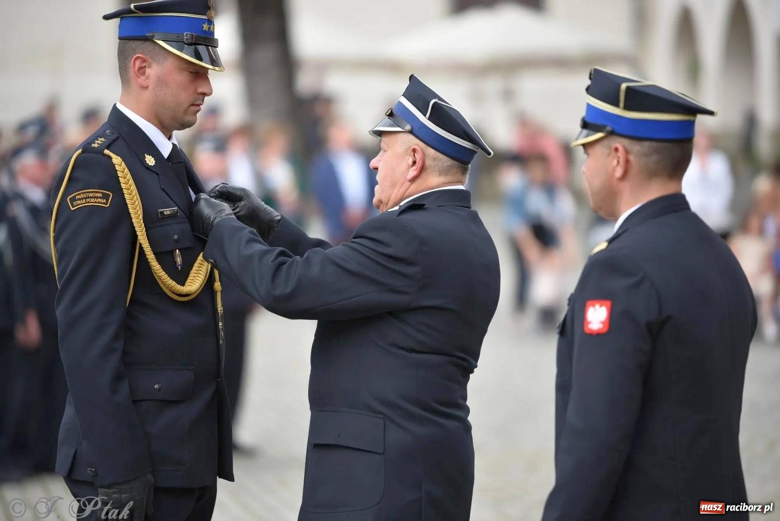 Zdjęcie w galerii na portalu naszraciborz.pl: Awanse i odznaczenia. Powiatowy Dzień Strażaka na raciborskim zamku [FOTO i WIDEO] wiadomości z regionu