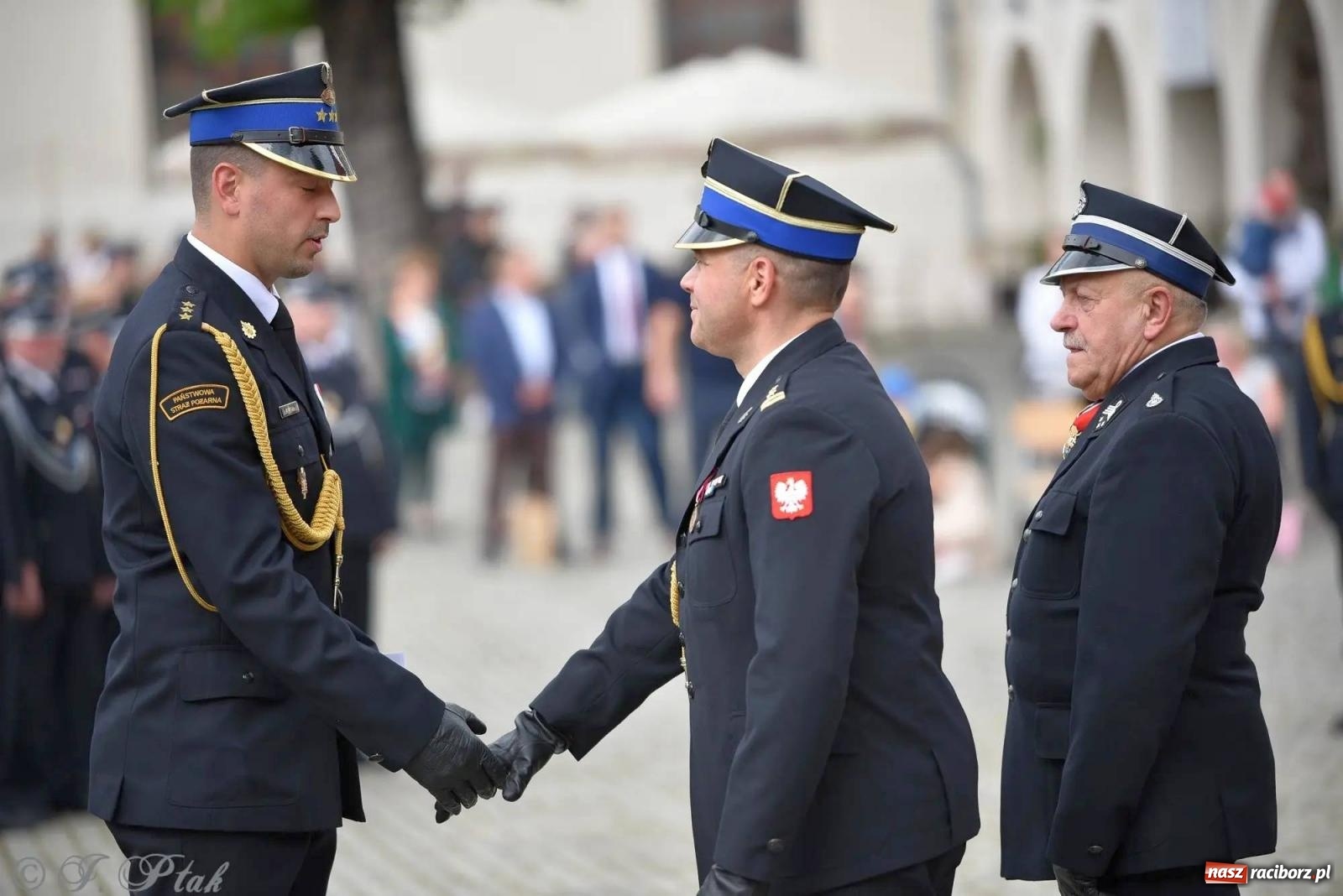 Zdjęcie w galerii na portalu naszraciborz.pl: Awanse i odznaczenia. Powiatowy Dzień Strażaka na raciborskim zamku [FOTO i WIDEO] wiadomości z regionu