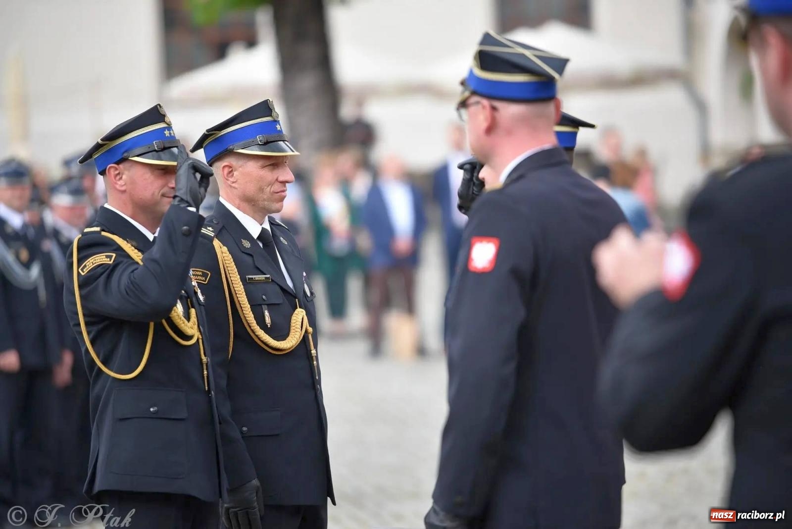 Zdjęcie w galerii na portalu naszraciborz.pl: Awanse i odznaczenia. Powiatowy Dzień Strażaka na raciborskim zamku [FOTO i WIDEO] wiadomości z regionu
