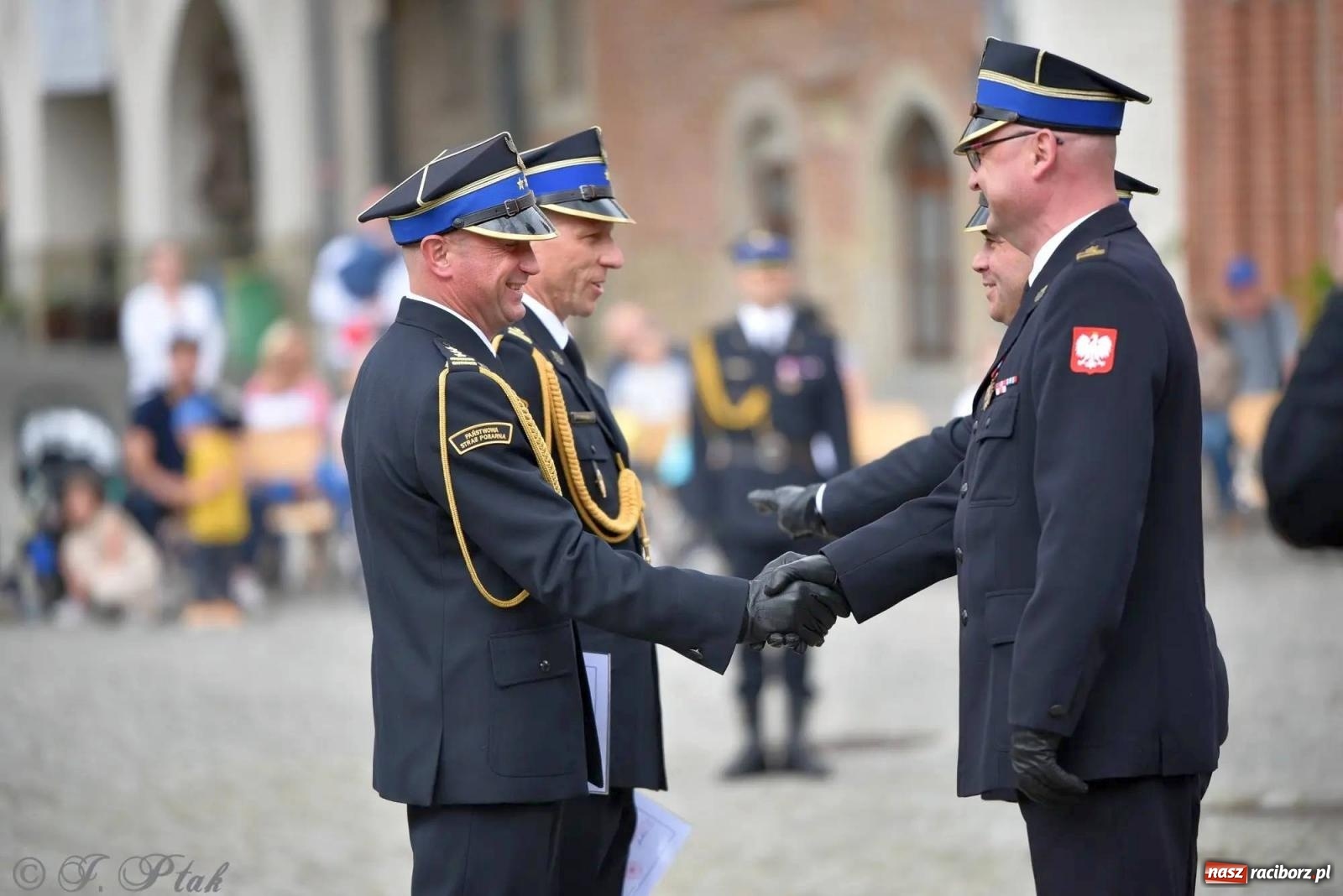 Zdjęcie w galerii na portalu naszraciborz.pl: Awanse i odznaczenia. Powiatowy Dzień Strażaka na raciborskim zamku [FOTO i WIDEO] wiadomości z regionu