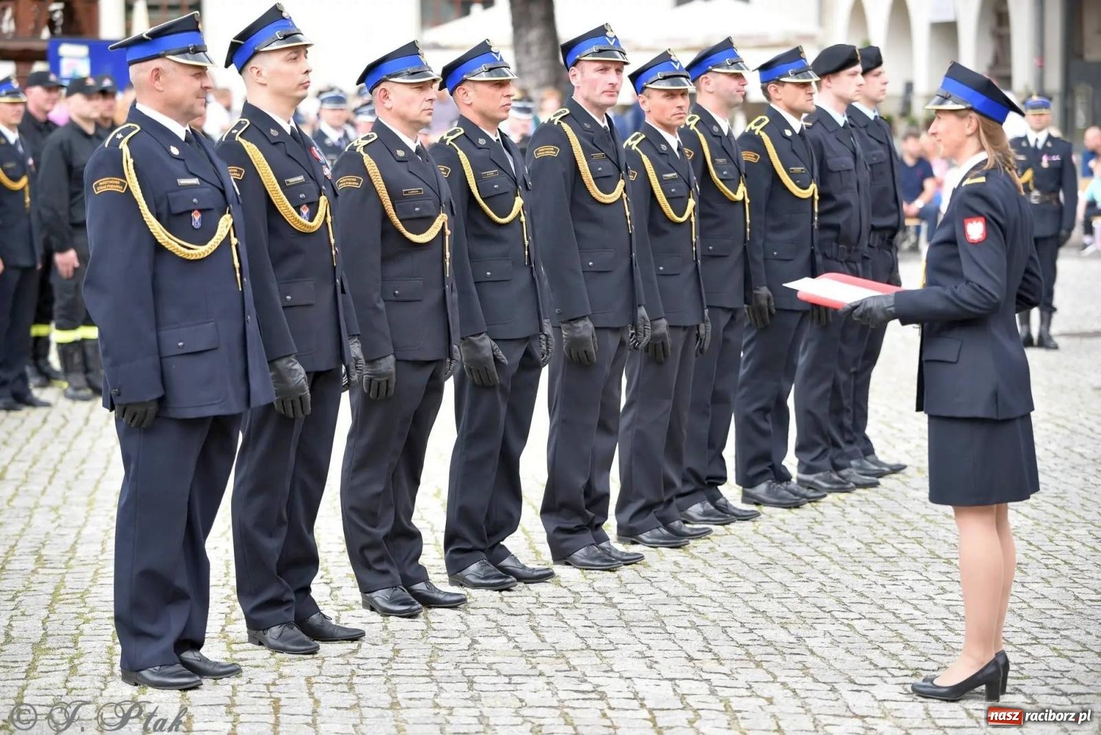 Zdjęcie w galerii na portalu naszraciborz.pl: Awanse i odznaczenia. Powiatowy Dzień Strażaka na raciborskim zamku [FOTO i WIDEO] wiadomości z regionu