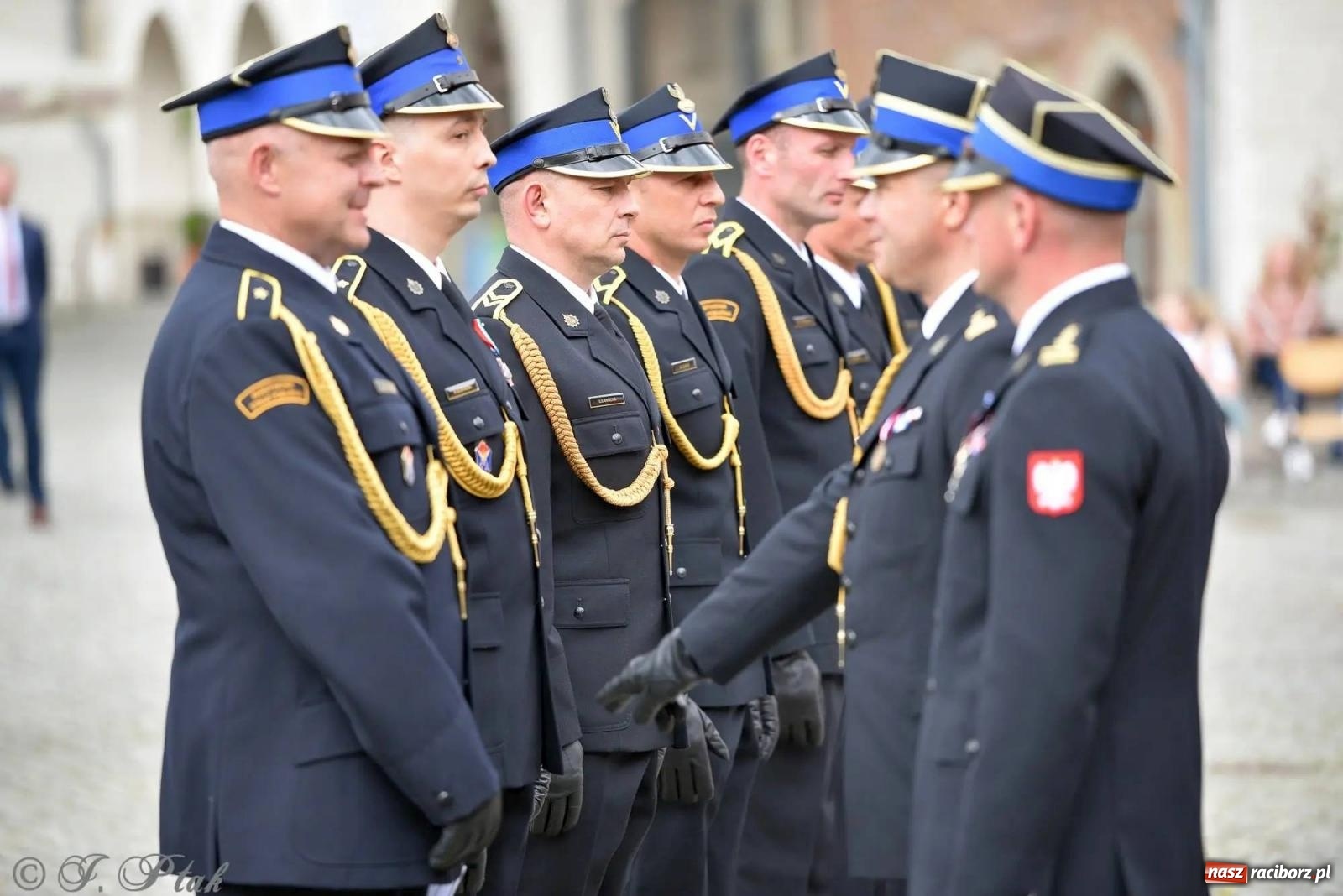 Zdjęcie w galerii na portalu naszraciborz.pl: Awanse i odznaczenia. Powiatowy Dzień Strażaka na raciborskim zamku [FOTO i WIDEO] wiadomości z regionu