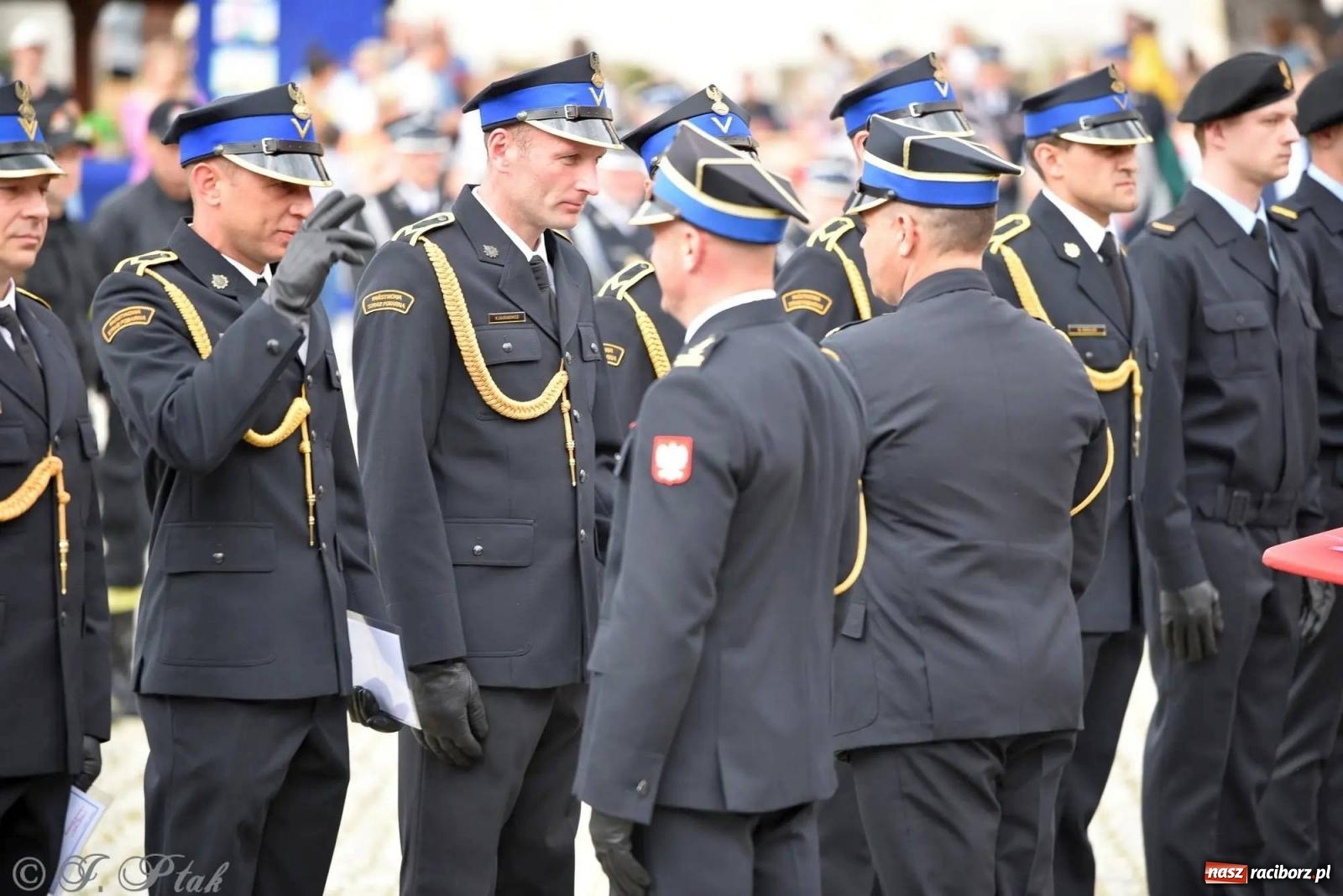 Zdjęcie w galerii na portalu naszraciborz.pl: Awanse i odznaczenia. Powiatowy Dzień Strażaka na raciborskim zamku [FOTO i WIDEO] wiadomości z regionu
