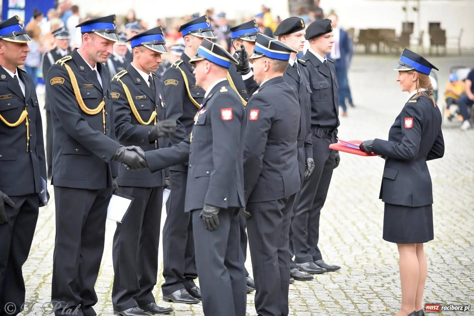 Zdjęcie w galerii na portalu naszraciborz.pl: Awanse i odznaczenia. Powiatowy Dzień Strażaka na raciborskim zamku [FOTO i WIDEO] wiadomości z regionu