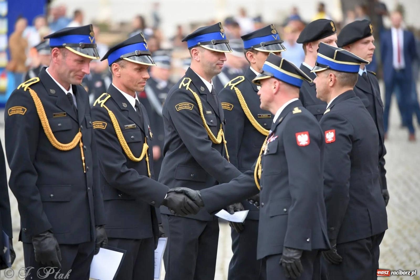 Zdjęcie w galerii na portalu naszraciborz.pl: Awanse i odznaczenia. Powiatowy Dzień Strażaka na raciborskim zamku [FOTO i WIDEO] wiadomości z regionu