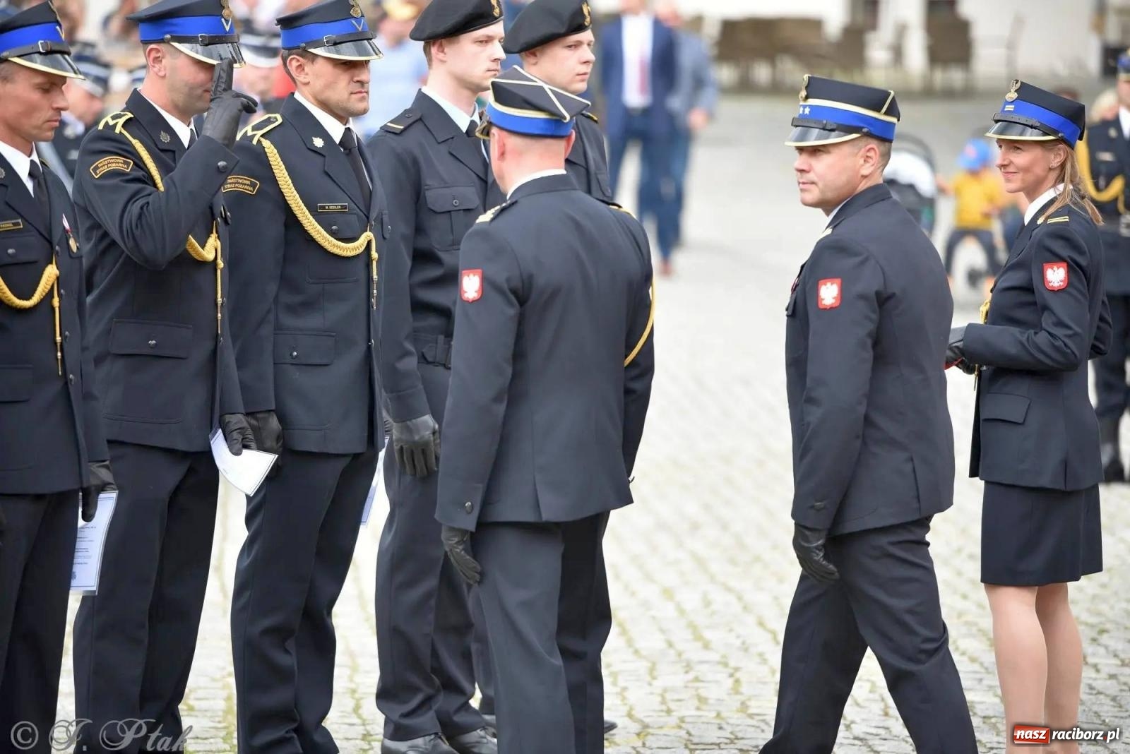 Zdjęcie w galerii na portalu naszraciborz.pl: Awanse i odznaczenia. Powiatowy Dzień Strażaka na raciborskim zamku [FOTO i WIDEO] wiadomości z regionu