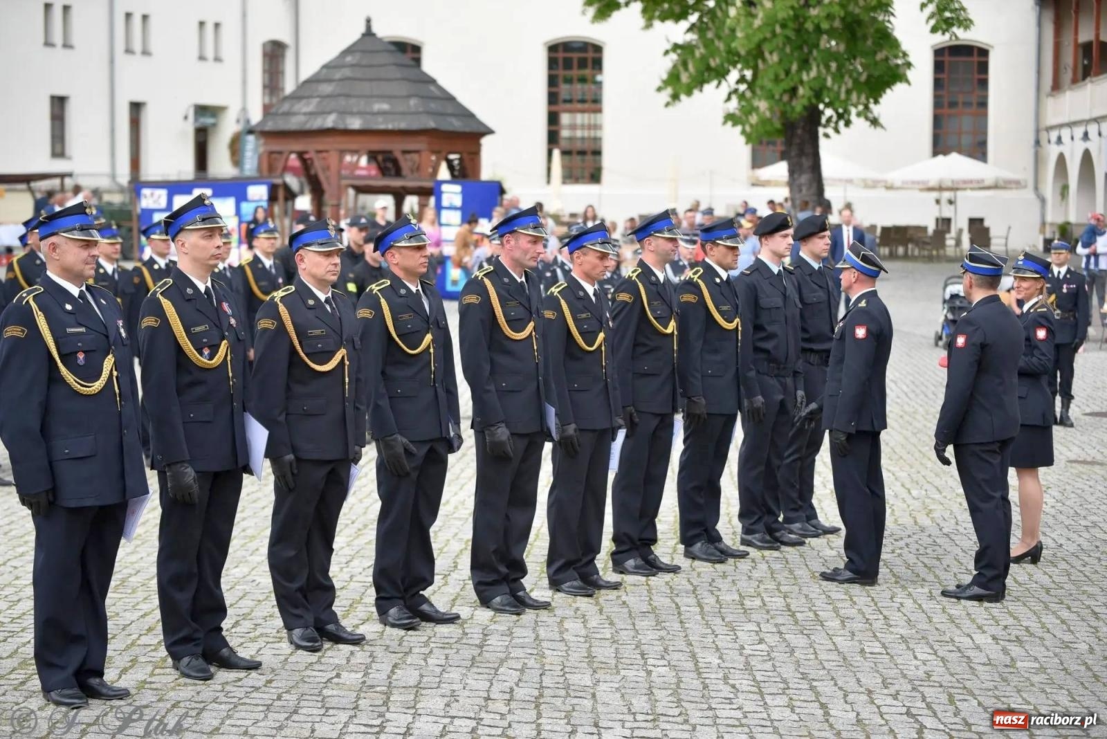 Zdjęcie w galerii na portalu naszraciborz.pl: Awanse i odznaczenia. Powiatowy Dzień Strażaka na raciborskim zamku [FOTO i WIDEO] wiadomości z regionu