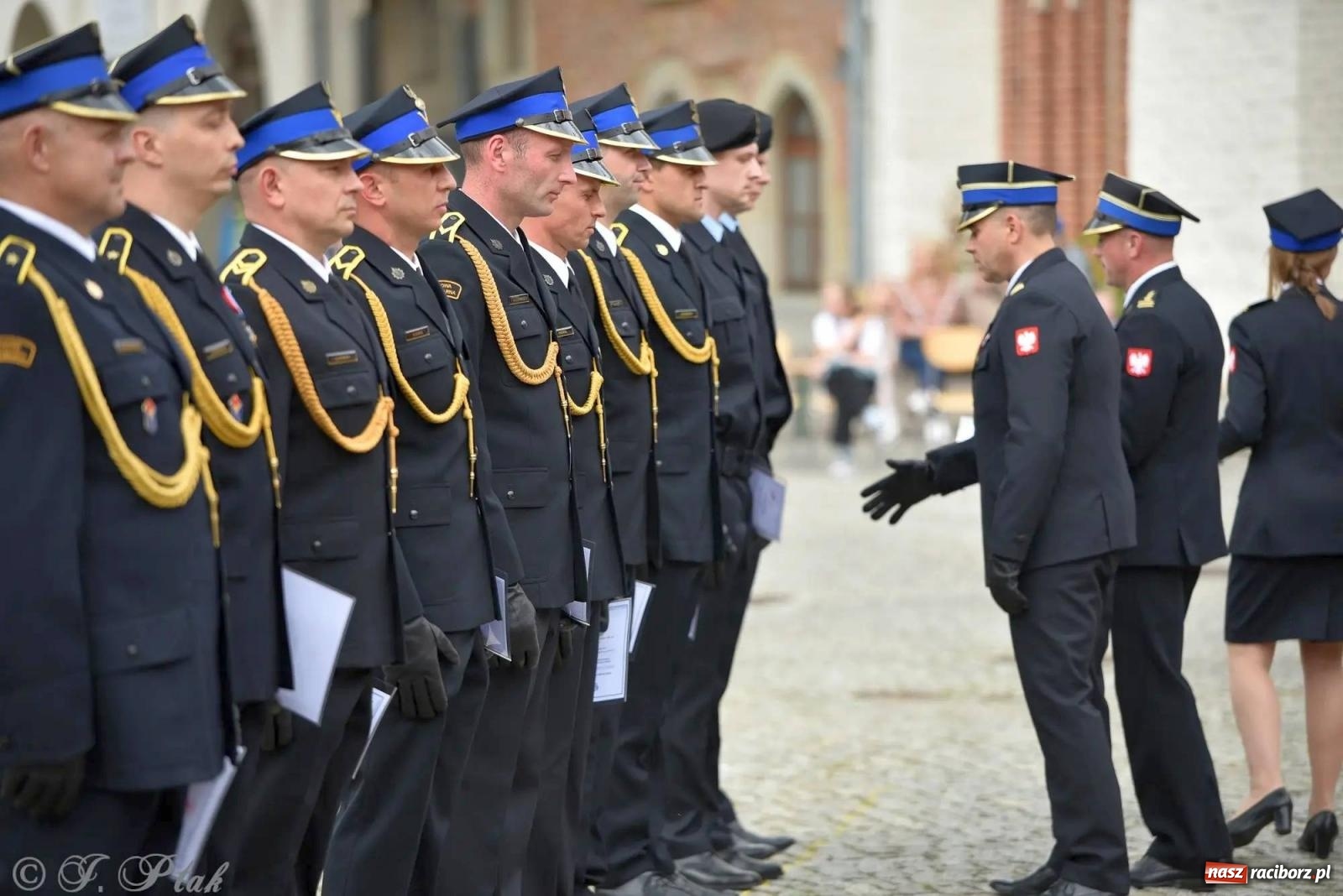 Zdjęcie w galerii na portalu naszraciborz.pl: Awanse i odznaczenia. Powiatowy Dzień Strażaka na raciborskim zamku [FOTO i WIDEO] wiadomości z regionu