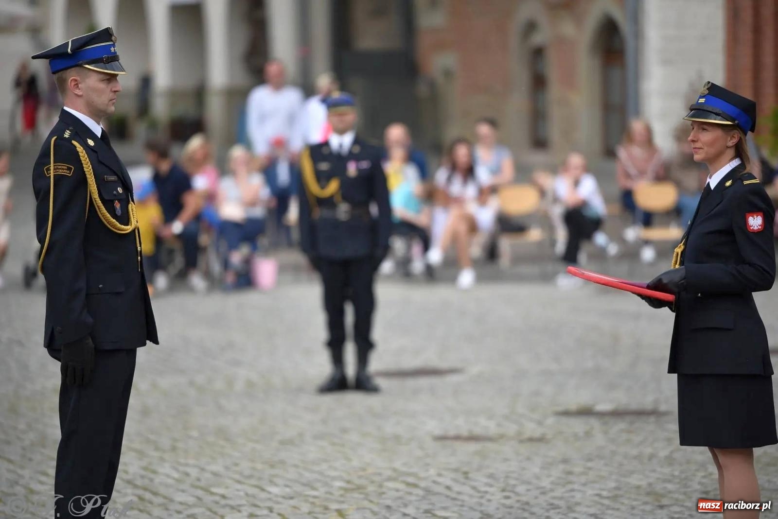 Zdjęcie w galerii na portalu naszraciborz.pl: Awanse i odznaczenia. Powiatowy Dzień Strażaka na raciborskim zamku [FOTO i WIDEO] wiadomości z regionu