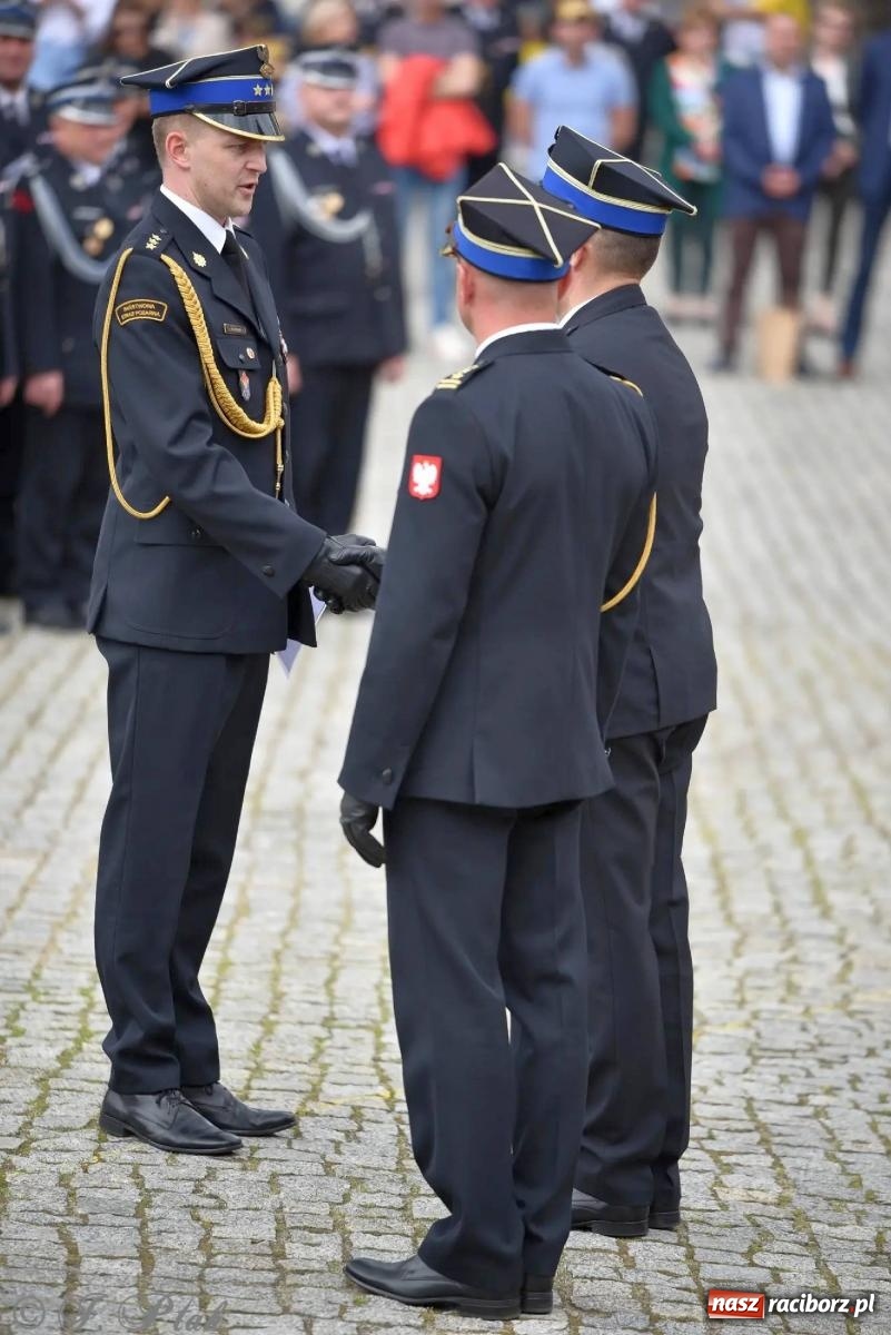 Zdjęcie w galerii na portalu naszraciborz.pl: Awanse i odznaczenia. Powiatowy Dzień Strażaka na raciborskim zamku [FOTO i WIDEO] wiadomości z regionu