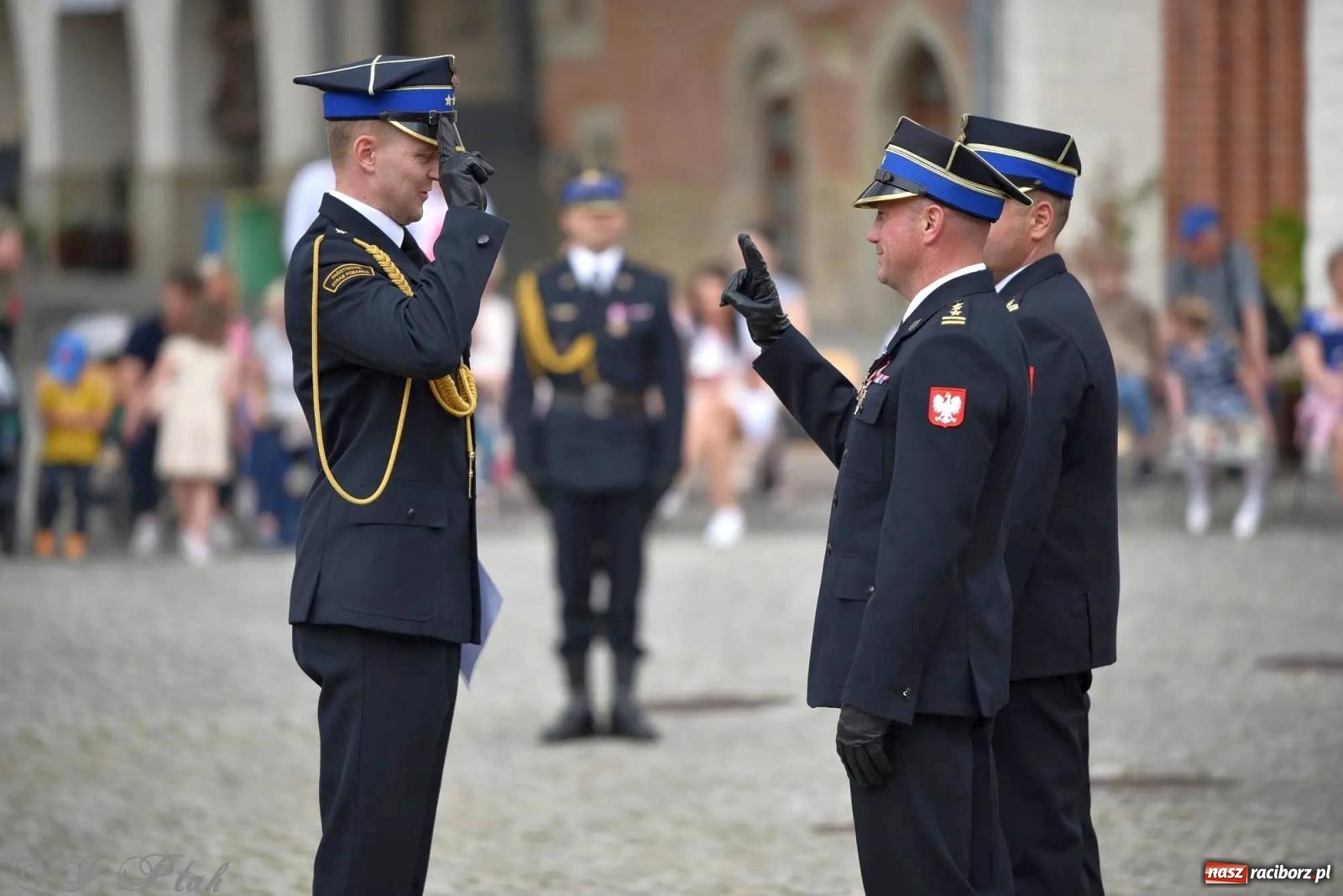 Zdjęcie w galerii na portalu naszraciborz.pl: Awanse i odznaczenia. Powiatowy Dzień Strażaka na raciborskim zamku [FOTO i WIDEO] wiadomości z regionu