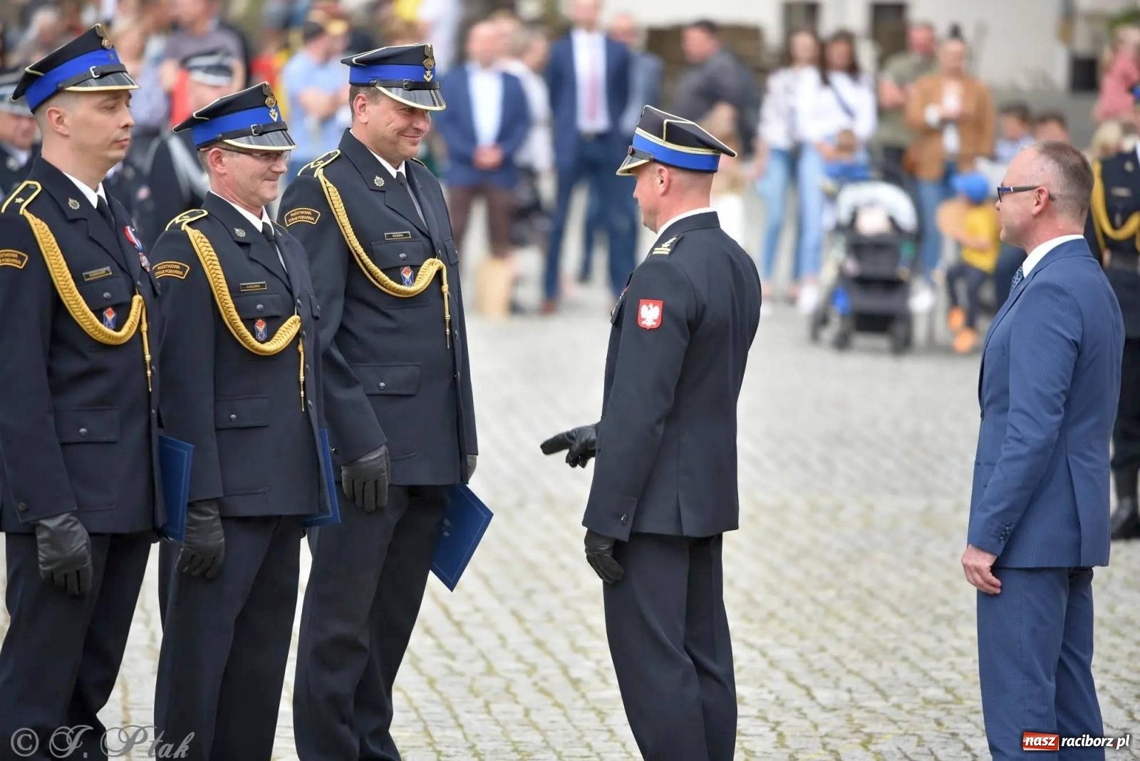 Zdjęcie w galerii na portalu naszraciborz.pl: Awanse i odznaczenia. Powiatowy Dzień Strażaka na raciborskim zamku [FOTO i WIDEO] wiadomości z regionu
