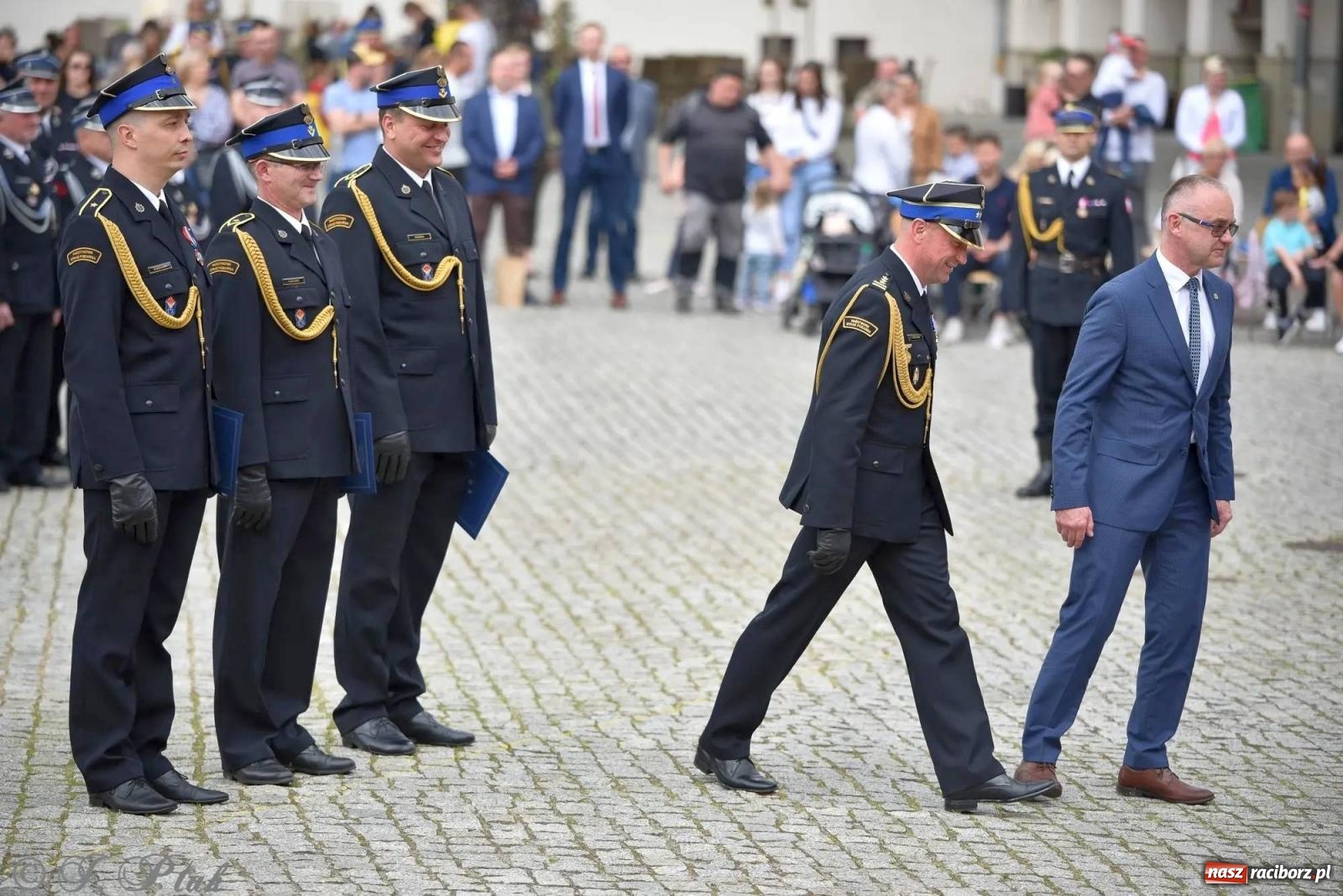 Zdjęcie w galerii na portalu naszraciborz.pl: Awanse i odznaczenia. Powiatowy Dzień Strażaka na raciborskim zamku [FOTO i WIDEO] wiadomości z regionu