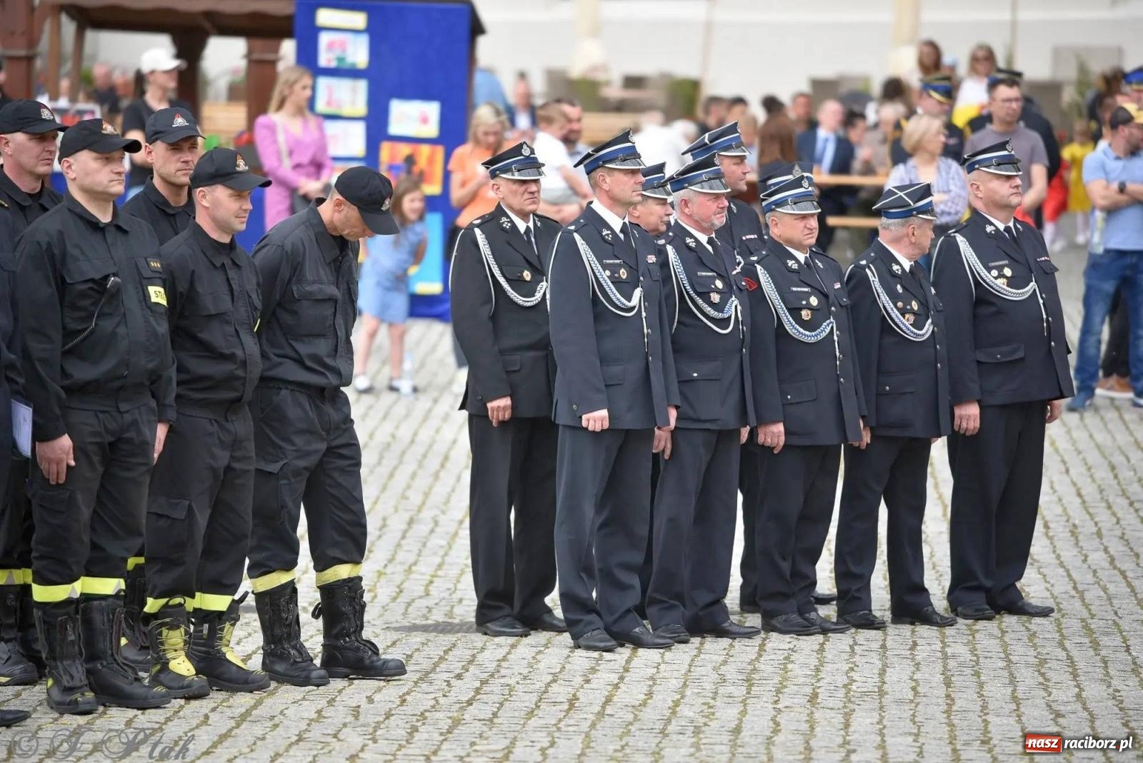 Zdjęcie w galerii na portalu naszraciborz.pl: Awanse i odznaczenia. Powiatowy Dzień Strażaka na raciborskim zamku [FOTO i WIDEO] wiadomości z regionu