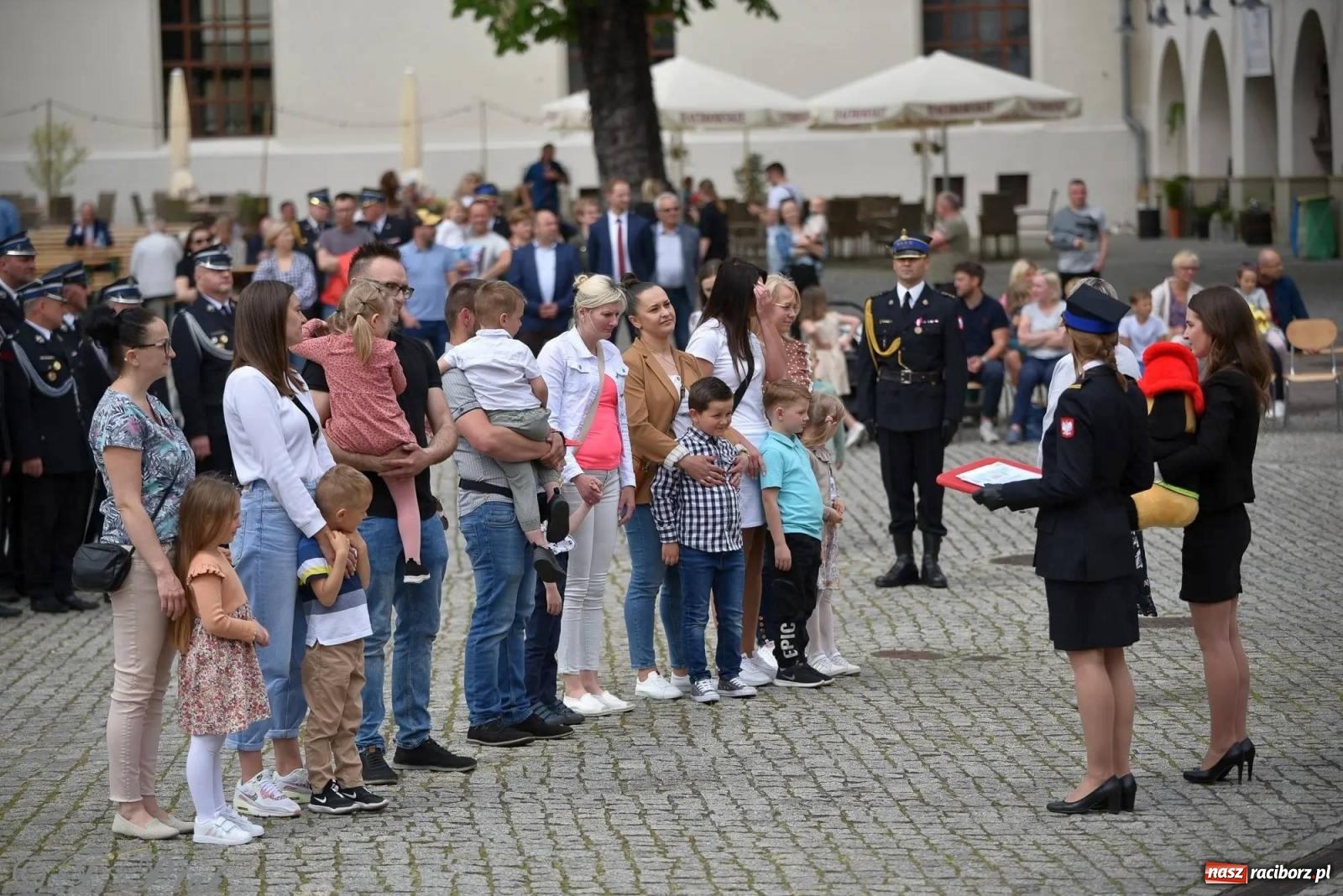 Zdjęcie w galerii na portalu naszraciborz.pl: Awanse i odznaczenia. Powiatowy Dzień Strażaka na raciborskim zamku [FOTO i WIDEO] wiadomości z regionu