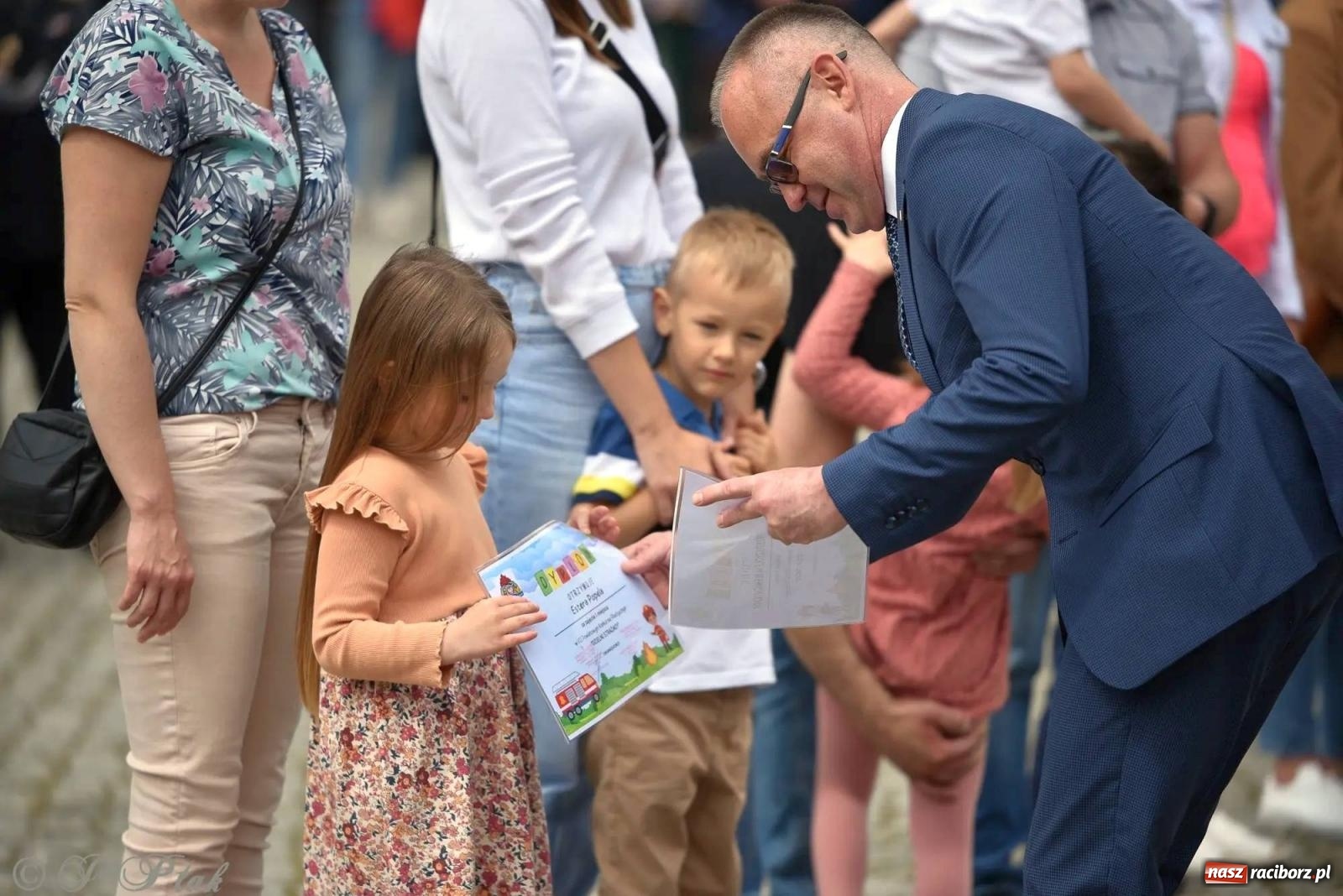 Zdjęcie w galerii na portalu naszraciborz.pl: Awanse i odznaczenia. Powiatowy Dzień Strażaka na raciborskim zamku [FOTO i WIDEO] wiadomości z regionu