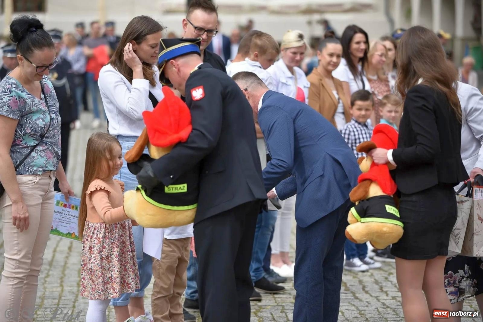 Zdjęcie w galerii na portalu naszraciborz.pl: Awanse i odznaczenia. Powiatowy Dzień Strażaka na raciborskim zamku [FOTO i WIDEO] wiadomości z regionu