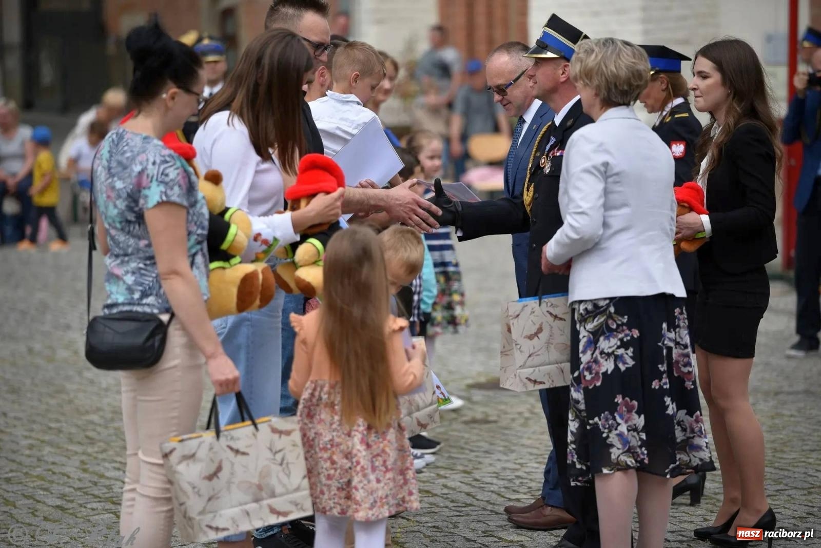 Zdjęcie w galerii na portalu naszraciborz.pl: Awanse i odznaczenia. Powiatowy Dzień Strażaka na raciborskim zamku [FOTO i WIDEO] wiadomości z regionu