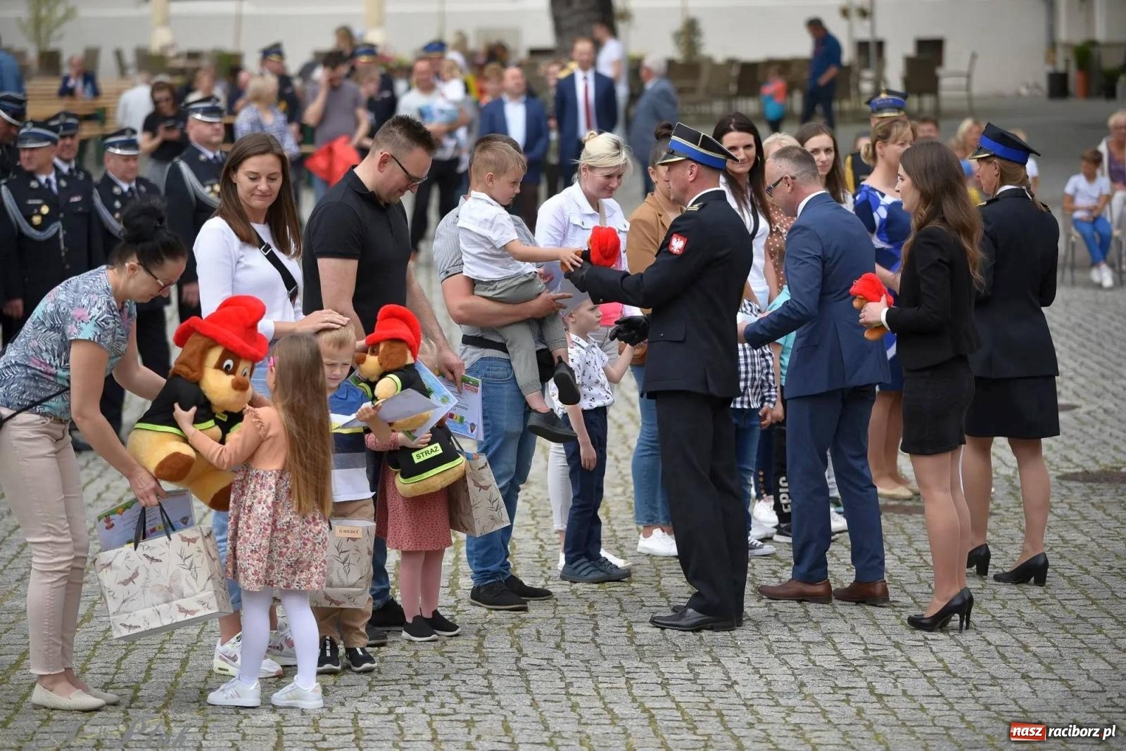 Zdjęcie w galerii na portalu naszraciborz.pl: Awanse i odznaczenia. Powiatowy Dzień Strażaka na raciborskim zamku [FOTO i WIDEO] wiadomości z regionu