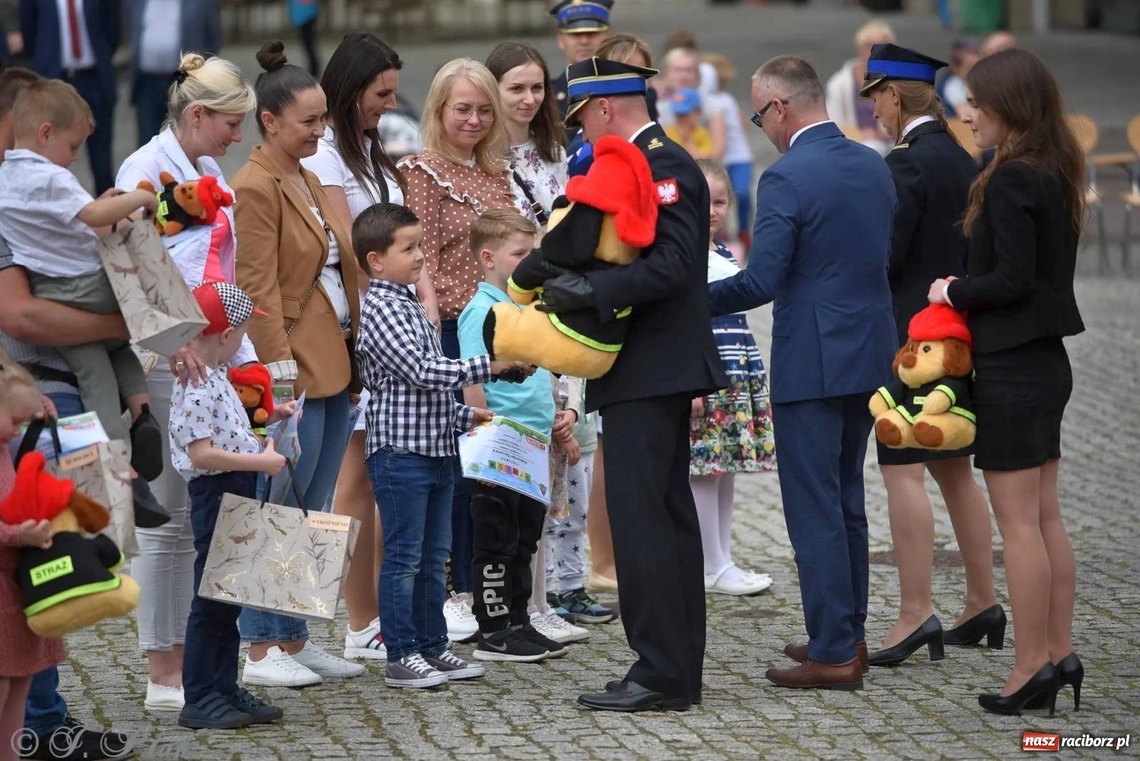 Zdjęcie w galerii na portalu naszraciborz.pl: Awanse i odznaczenia. Powiatowy Dzień Strażaka na raciborskim zamku [FOTO i WIDEO] wiadomości z regionu