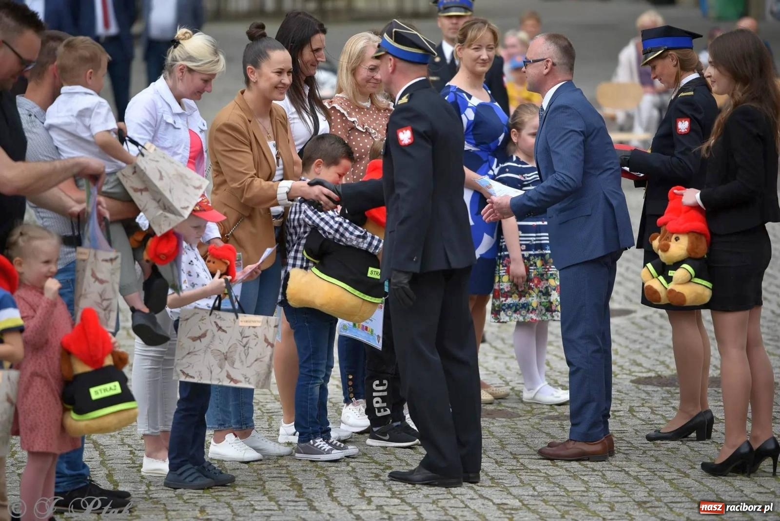 Zdjęcie w galerii na portalu naszraciborz.pl: Awanse i odznaczenia. Powiatowy Dzień Strażaka na raciborskim zamku [FOTO i WIDEO] wiadomości z regionu