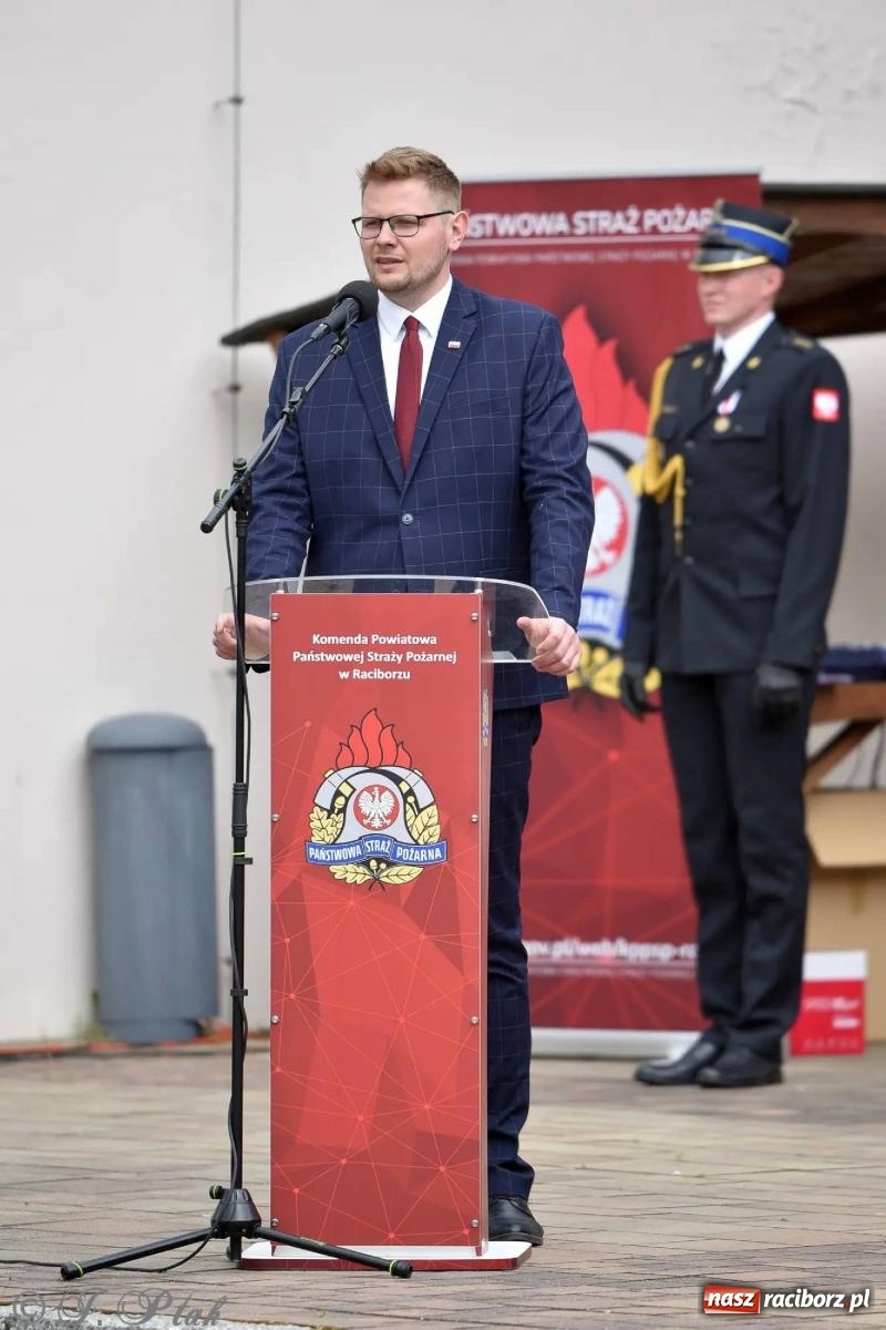 Zdjęcie w galerii na portalu naszraciborz.pl: Awanse i odznaczenia. Powiatowy Dzień Strażaka na raciborskim zamku [FOTO i WIDEO] wiadomości z regionu