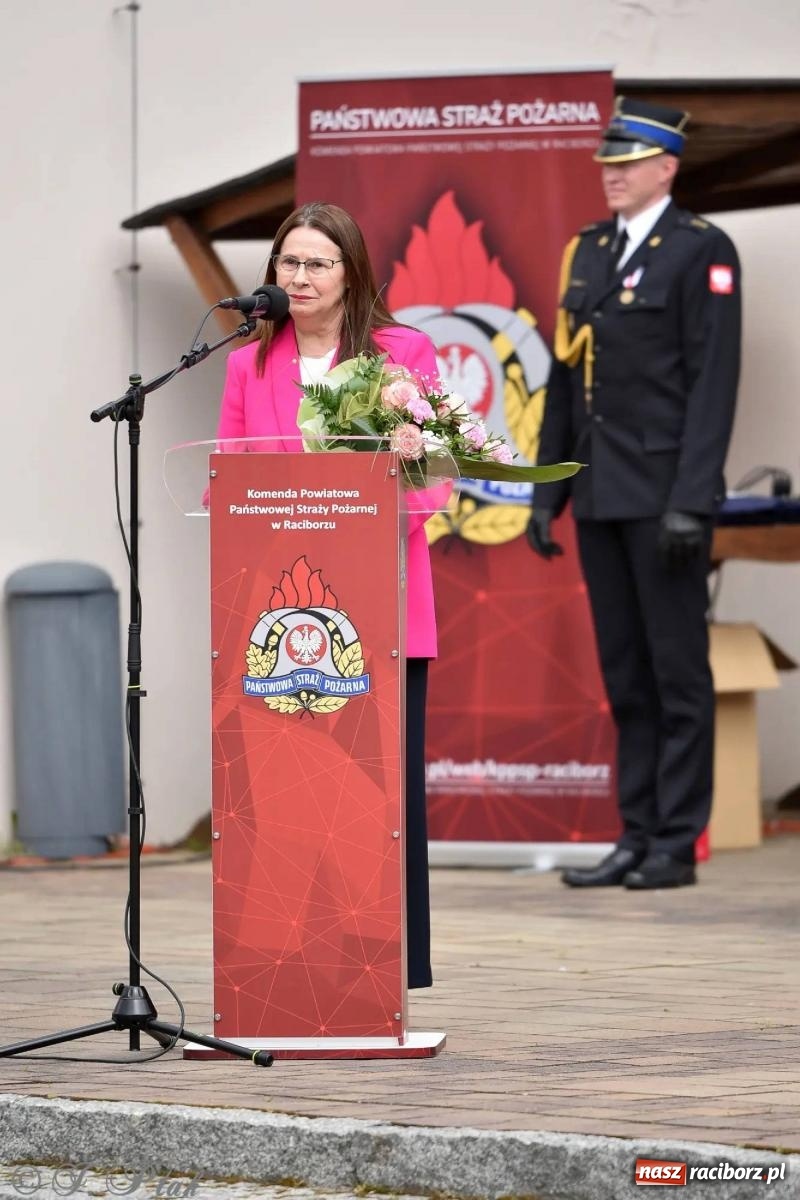 Zdjęcie w galerii na portalu naszraciborz.pl: Awanse i odznaczenia. Powiatowy Dzień Strażaka na raciborskim zamku [FOTO i WIDEO] wiadomości z regionu