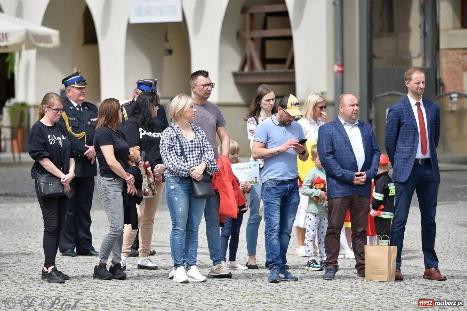 Zdjęcie w galerii na portalu naszraciborz.pl: Awanse i odznaczenia. Powiatowy Dzień Strażaka na raciborskim zamku [FOTO i WIDEO] wiadomości z regionu