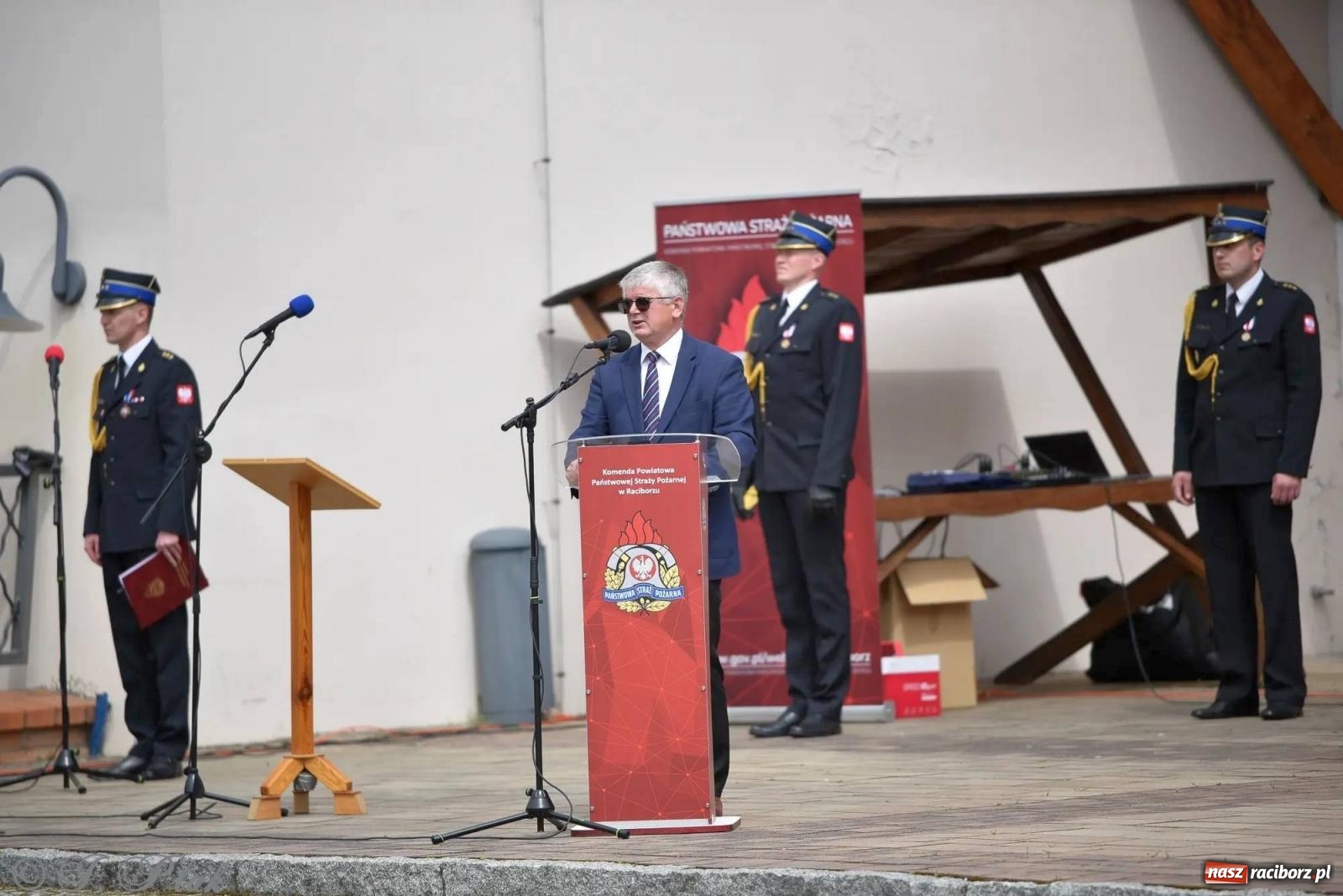 Zdjęcie w galerii na portalu naszraciborz.pl: Awanse i odznaczenia. Powiatowy Dzień Strażaka na raciborskim zamku [FOTO i WIDEO] wiadomości z regionu